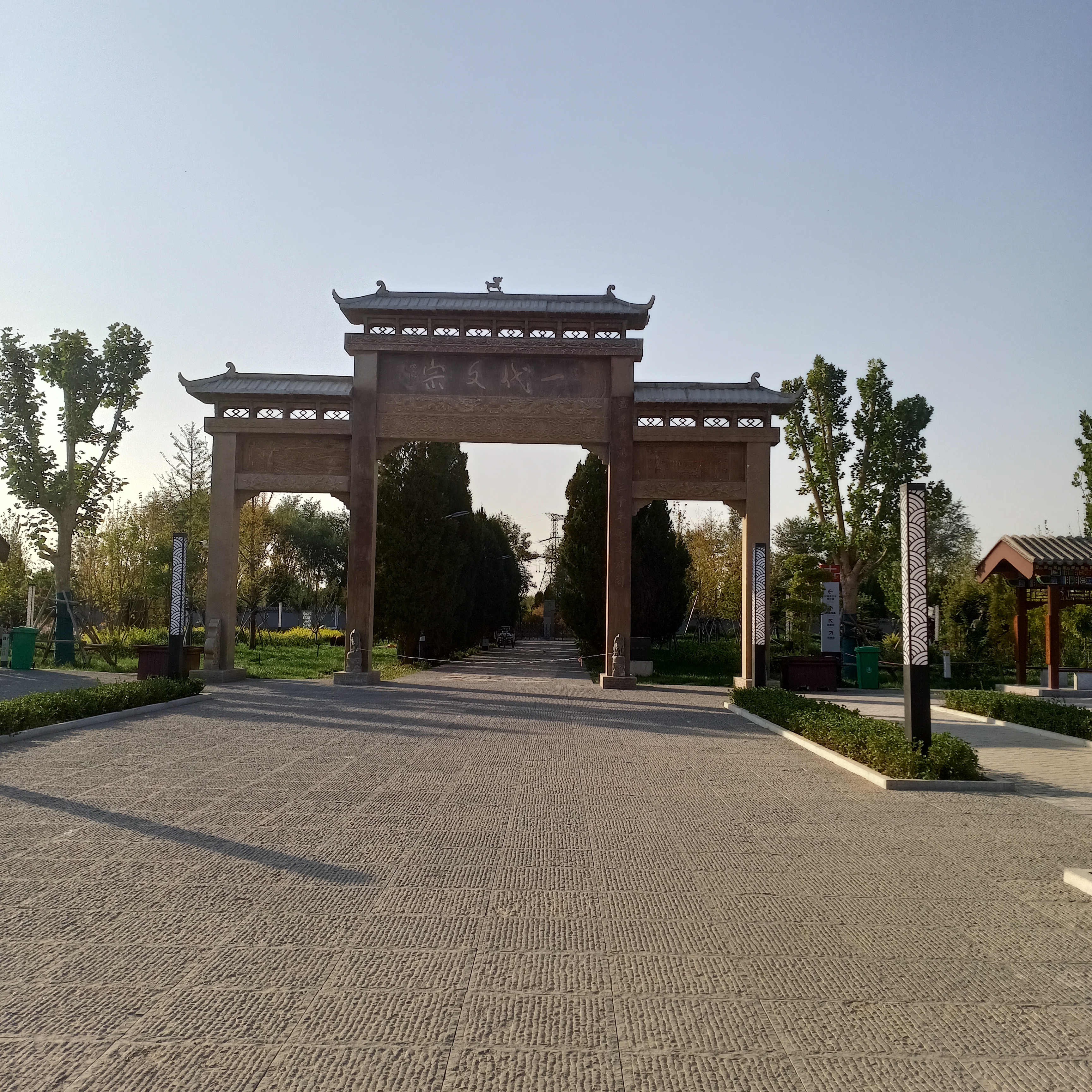 我们家邻居过日子非常拮据,什么都不舍得花钱,自己穿