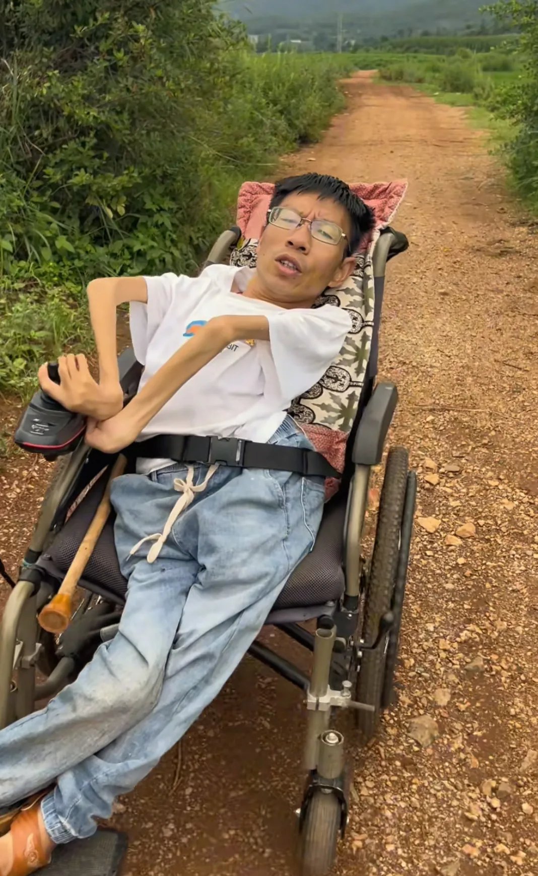 这对夫妻的情况确实挺特殊的,妻子有智力残疾,丈夫得了小儿麻痹,生活