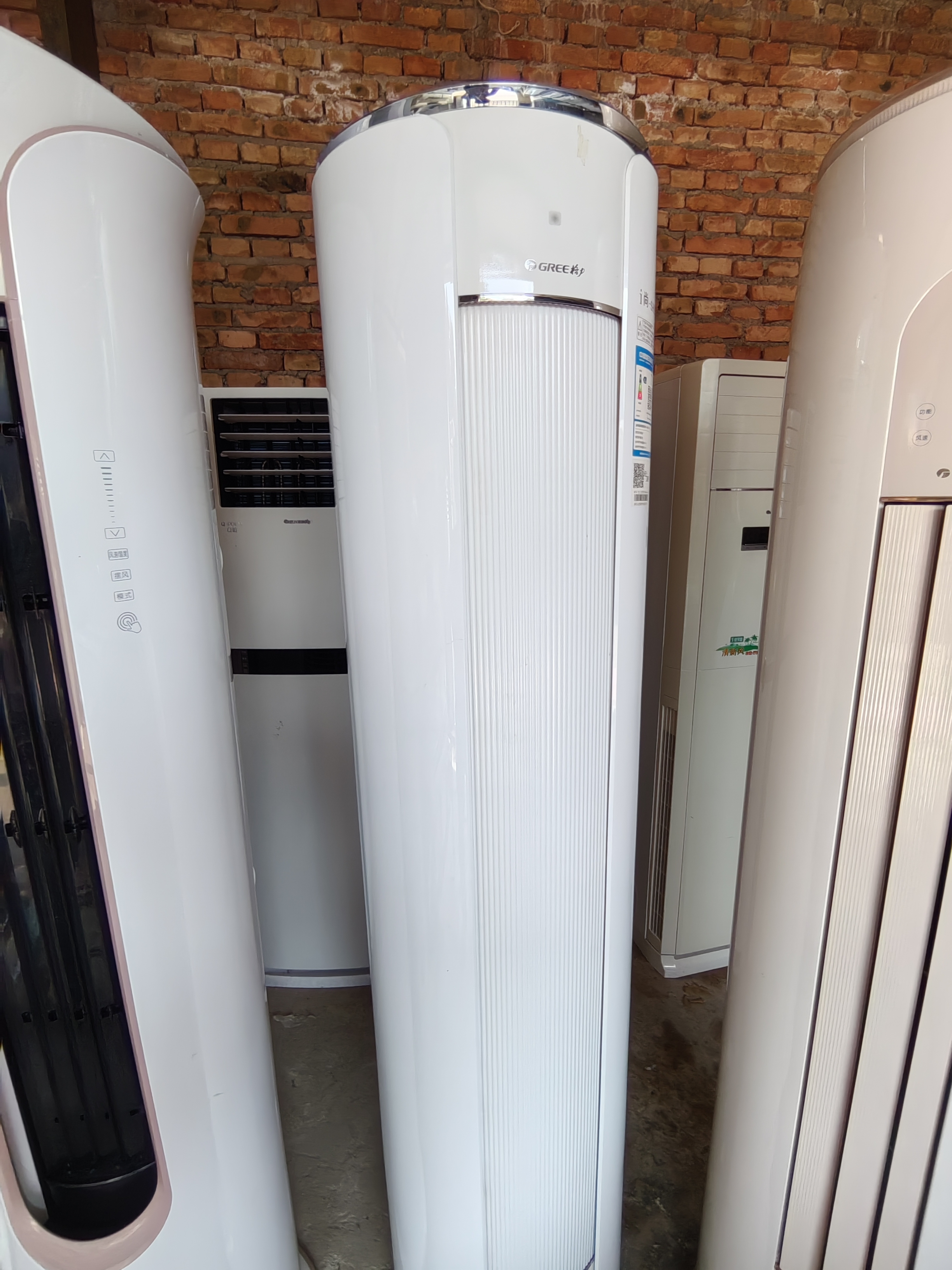 现在的圆柱空调满足了人们对外形的追求,流畅的线条,浓缩的体积,立体