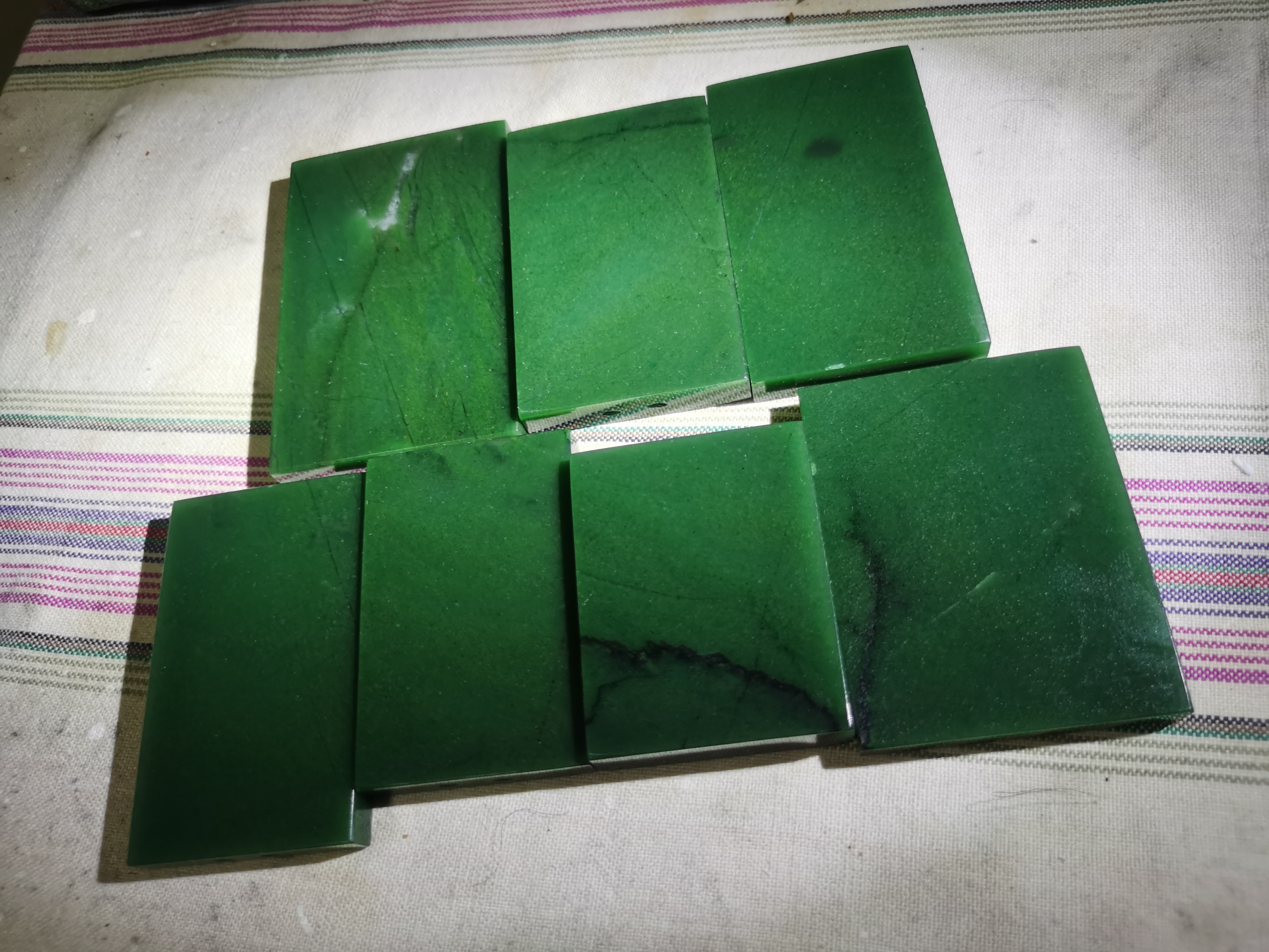 30公斤的碧绿昆仑玉制作了  7个无事牌,41颗卡20的珠子,325颗卡10的