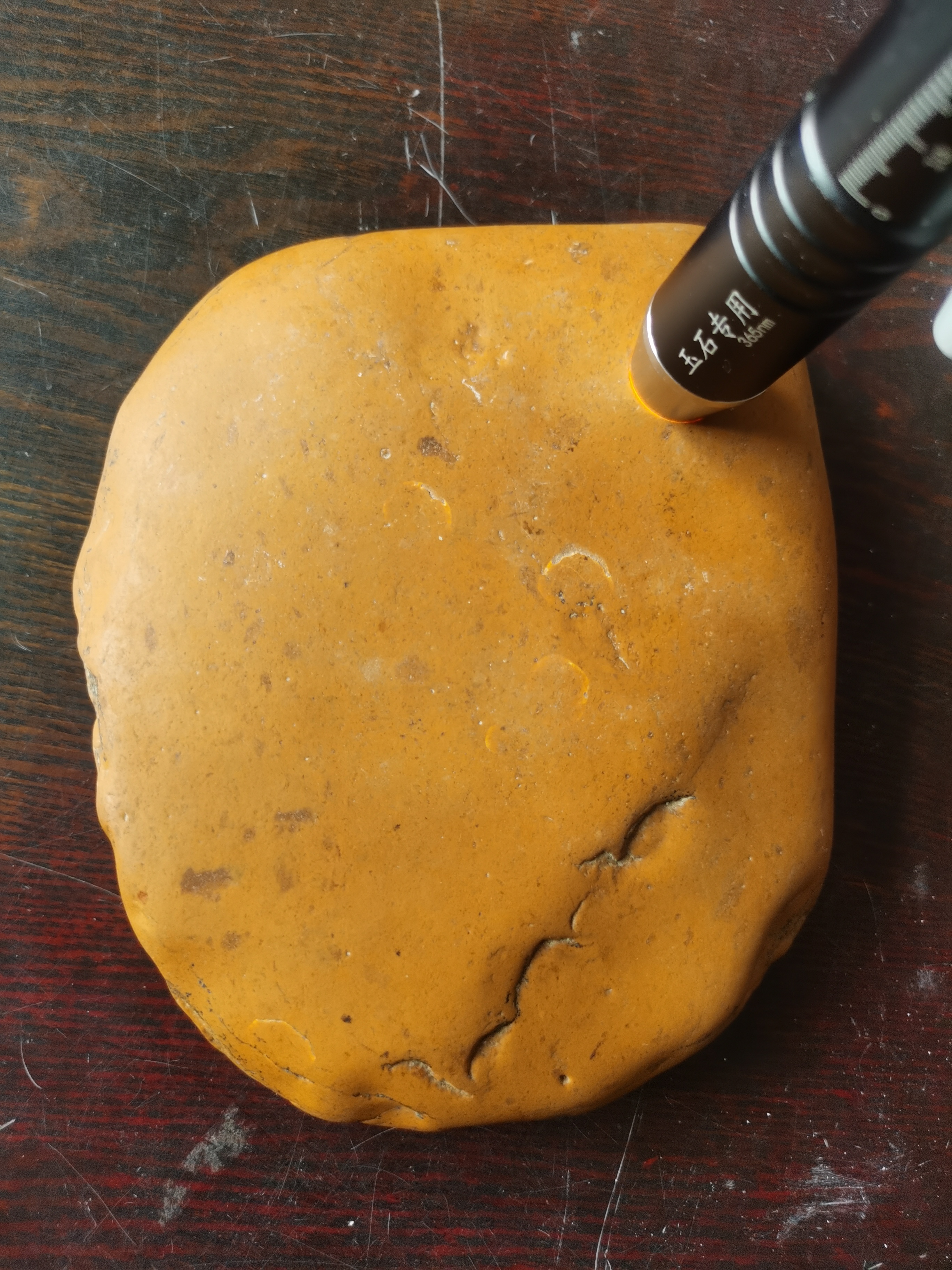 玉化的泥石.靠墙的是胭脂泥玉,都可以雕刻,做摆件.