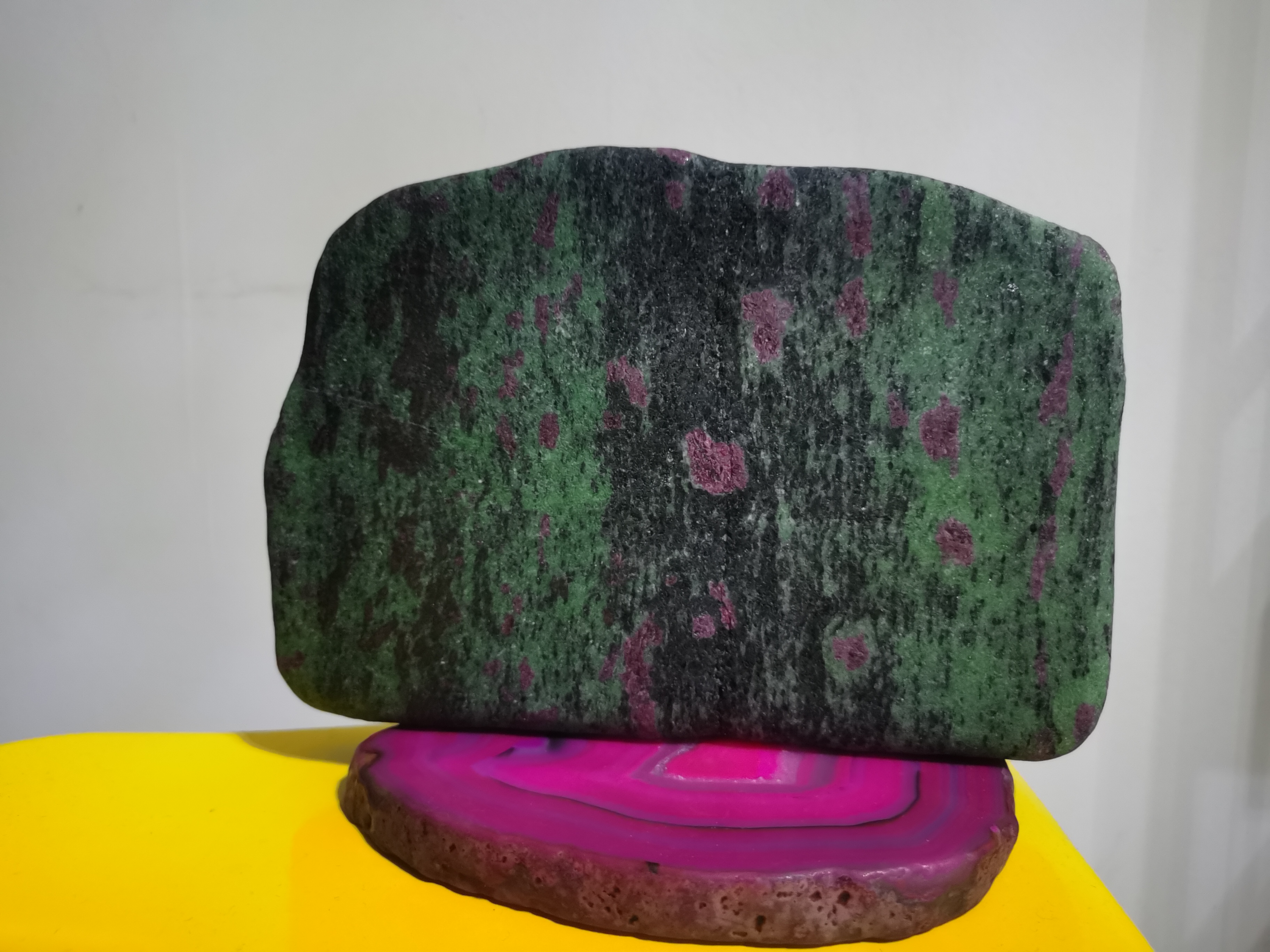 红绿宝原石摆件