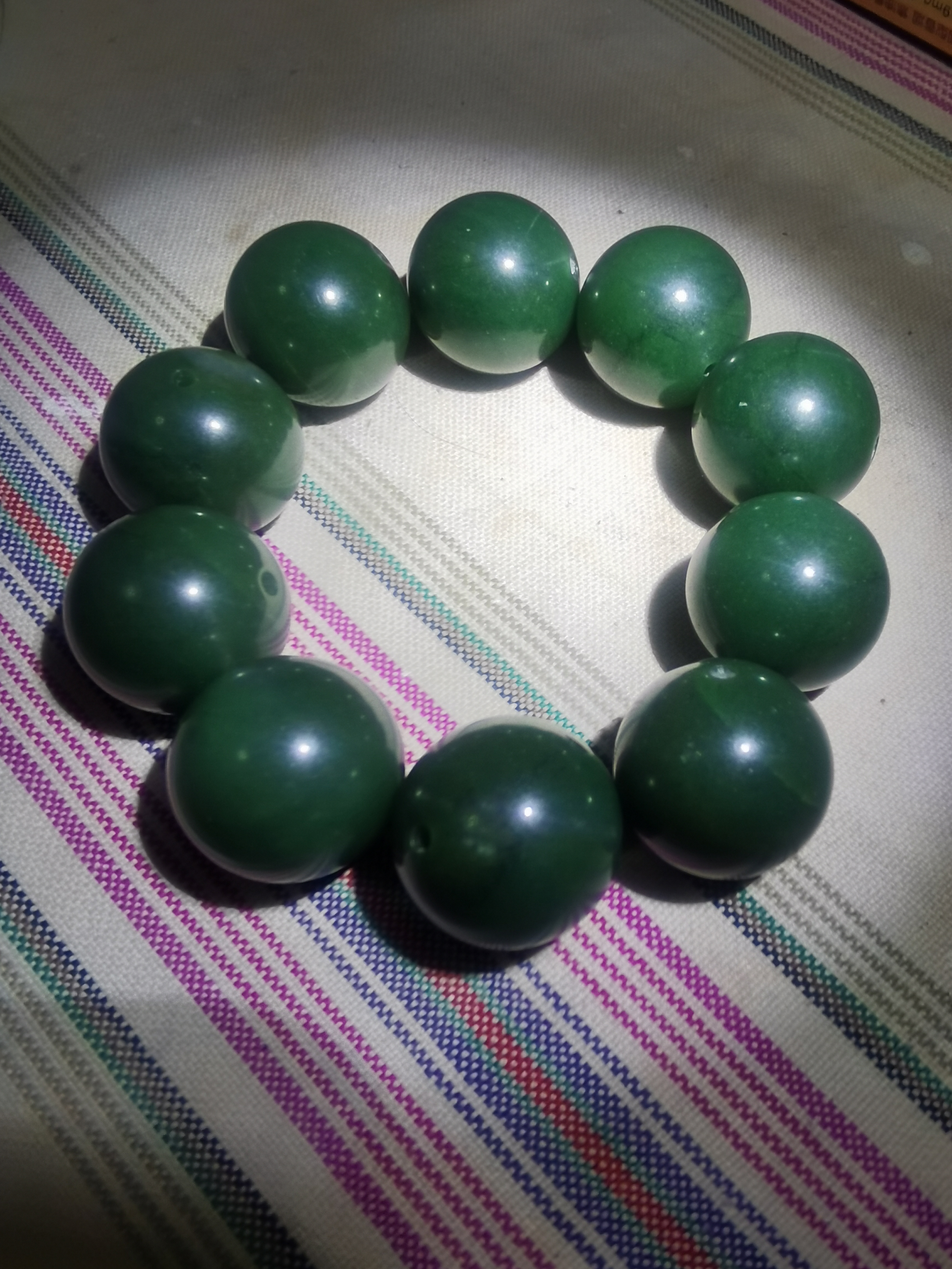 30公斤的碧绿昆仑玉制作了  7个无事牌,41颗卡20的珠子,325颗卡10的