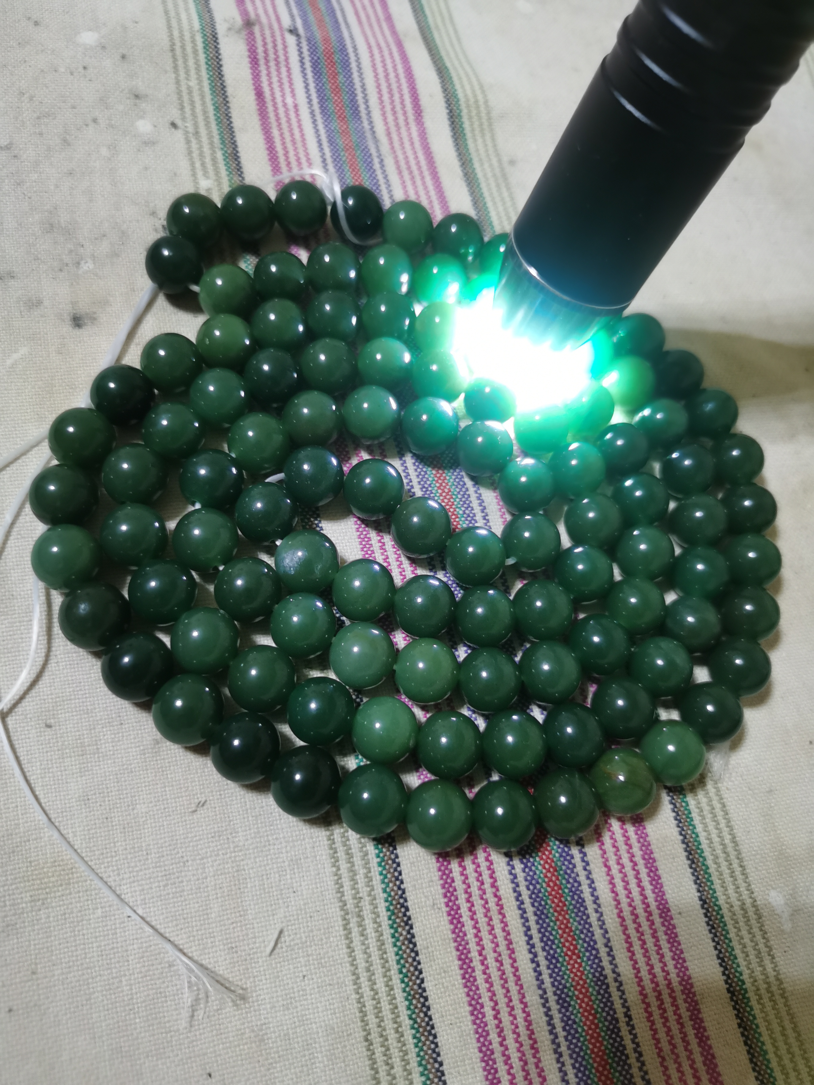 30公斤的碧绿昆仑玉制作了  7个无事牌,41颗卡20的珠子,325颗卡10的