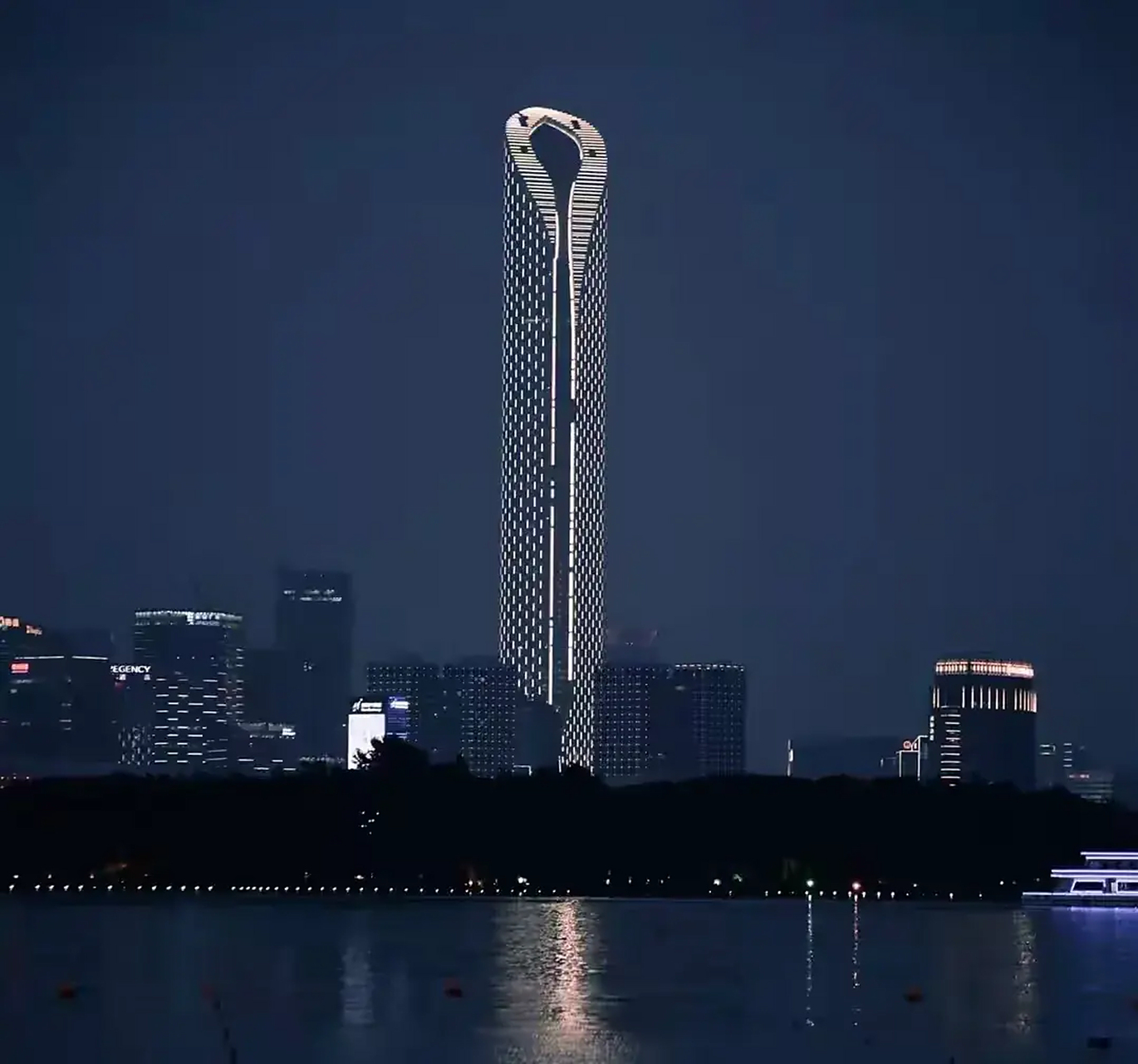 情侣云端酒店做运动被偷拍 苏州国金中心,总高度达到450米,其中103