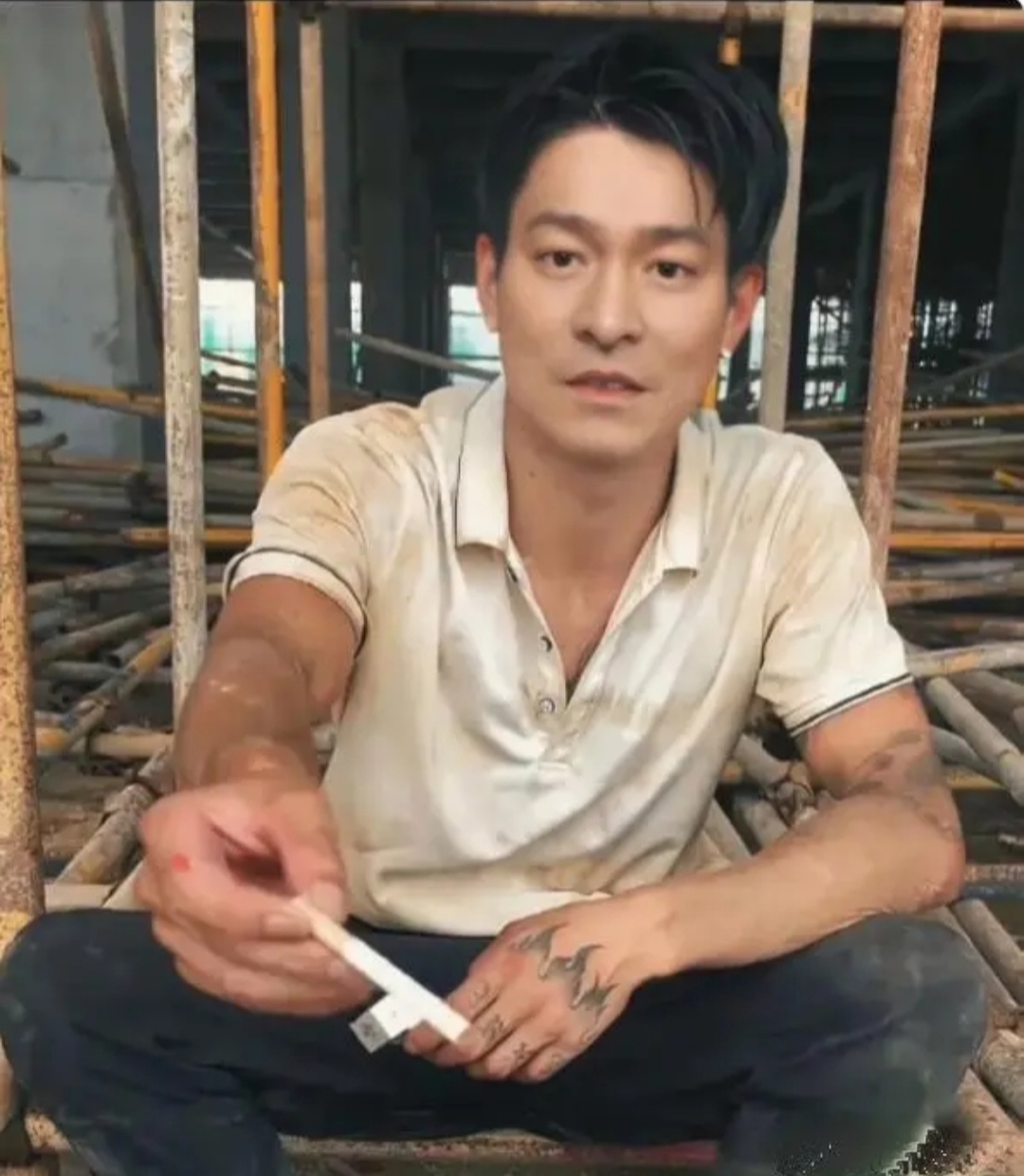 刘德华,香港著名影视歌三栖明星,以其迷人嗓音和优秀演技备受喜爱,被