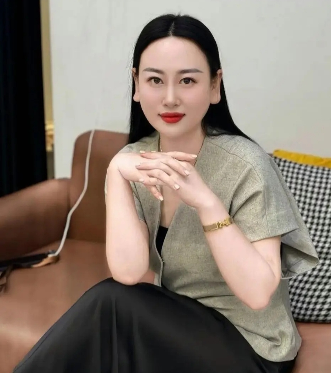 虽然不迷信"耳垂大则福大"的说法,但这硕大的耳垂无疑赋予了她一种