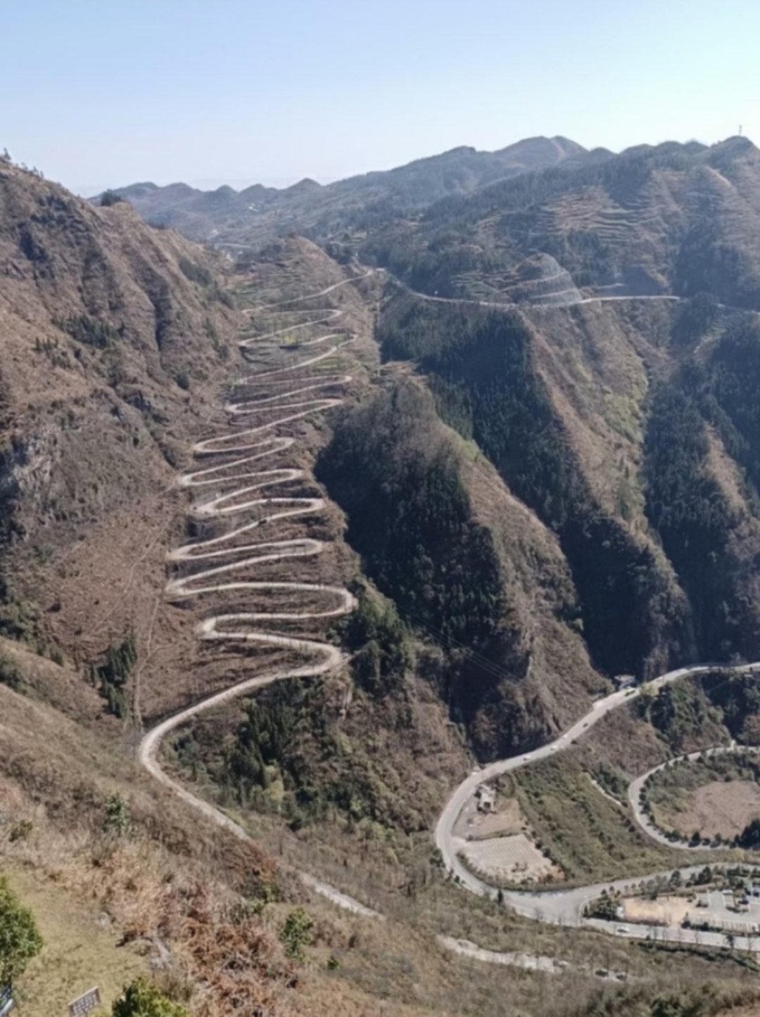 二十四道拐,位于贵州省晴隆县,是一条极具历史意义的公路.