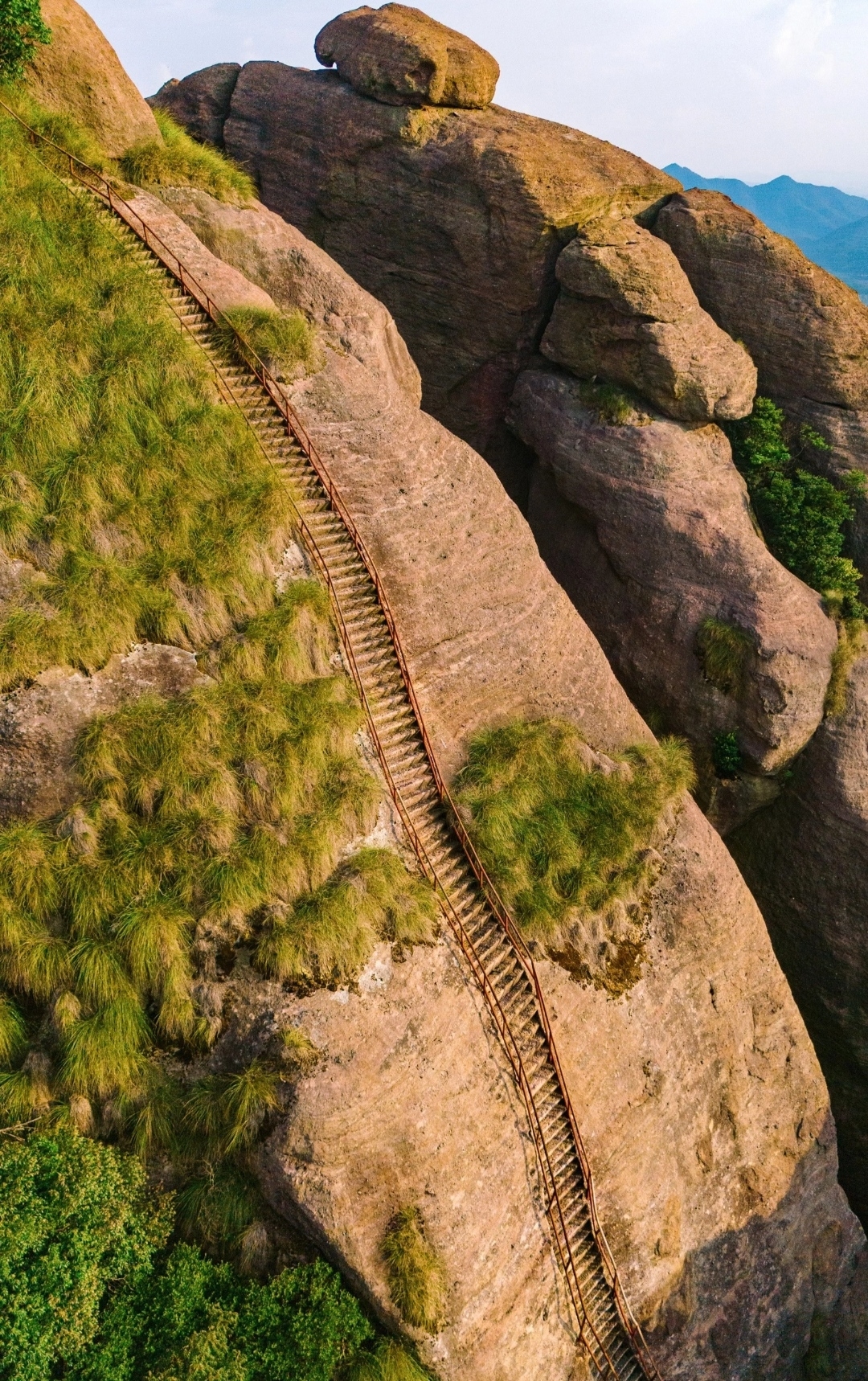 一座悬崖,竟然被凿成人梯!