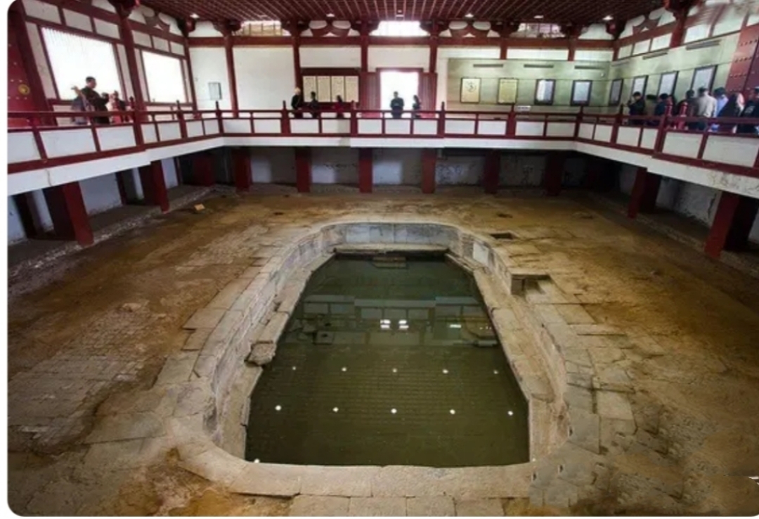 华清池位于陕西省西安市临潼区,是中国历史上著名的温泉之一.