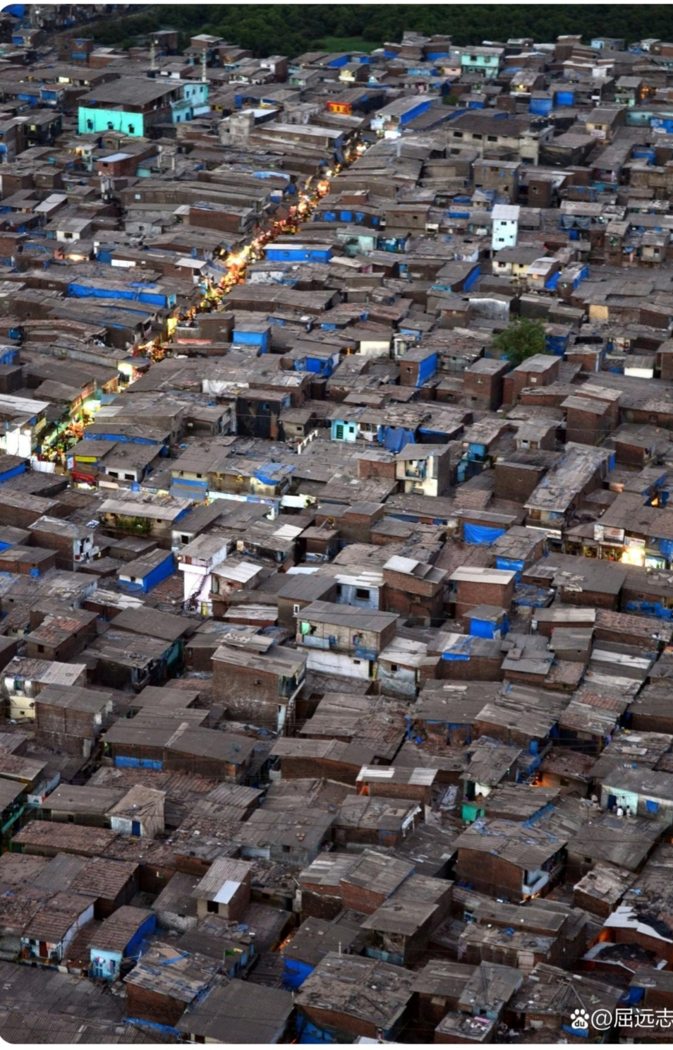 古老的建筑房错综复杂地交错在一起,形成了这座密集的城市.