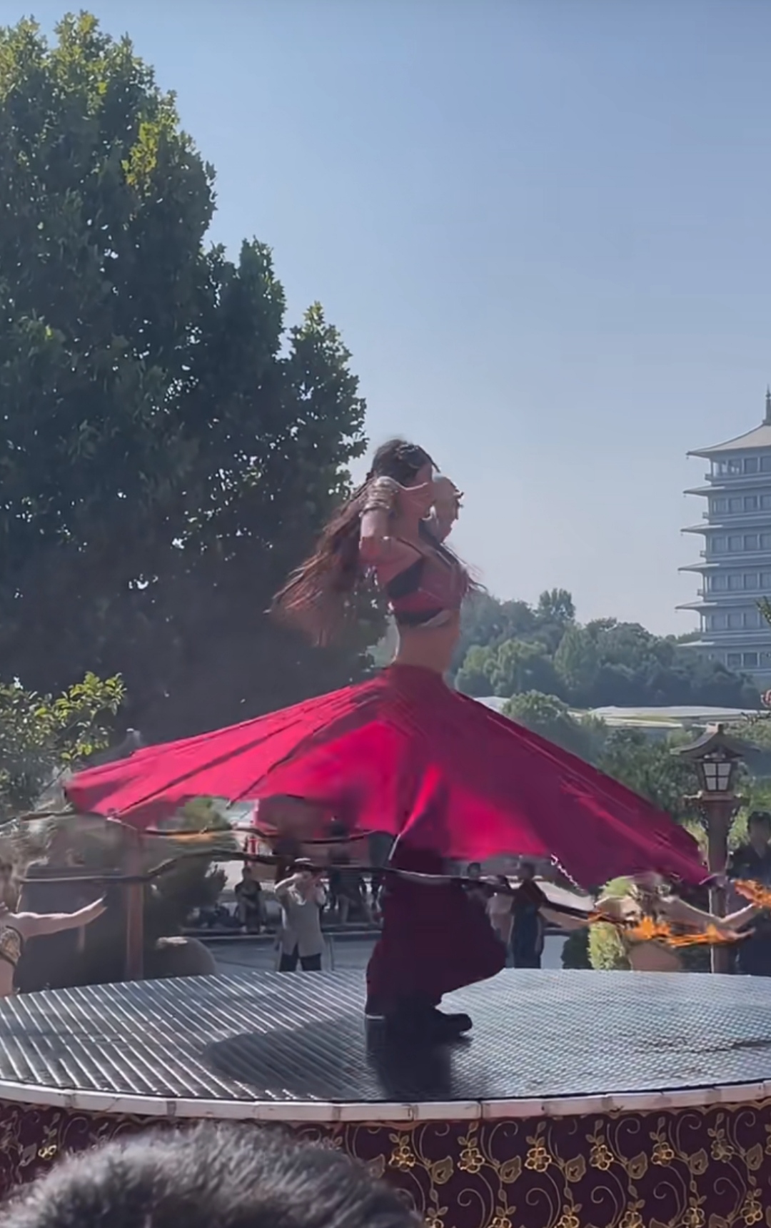 那抹旋转不息的红裙,翩跹若蝶,持续的圆周舞是否让舞者忘却了晕眩的