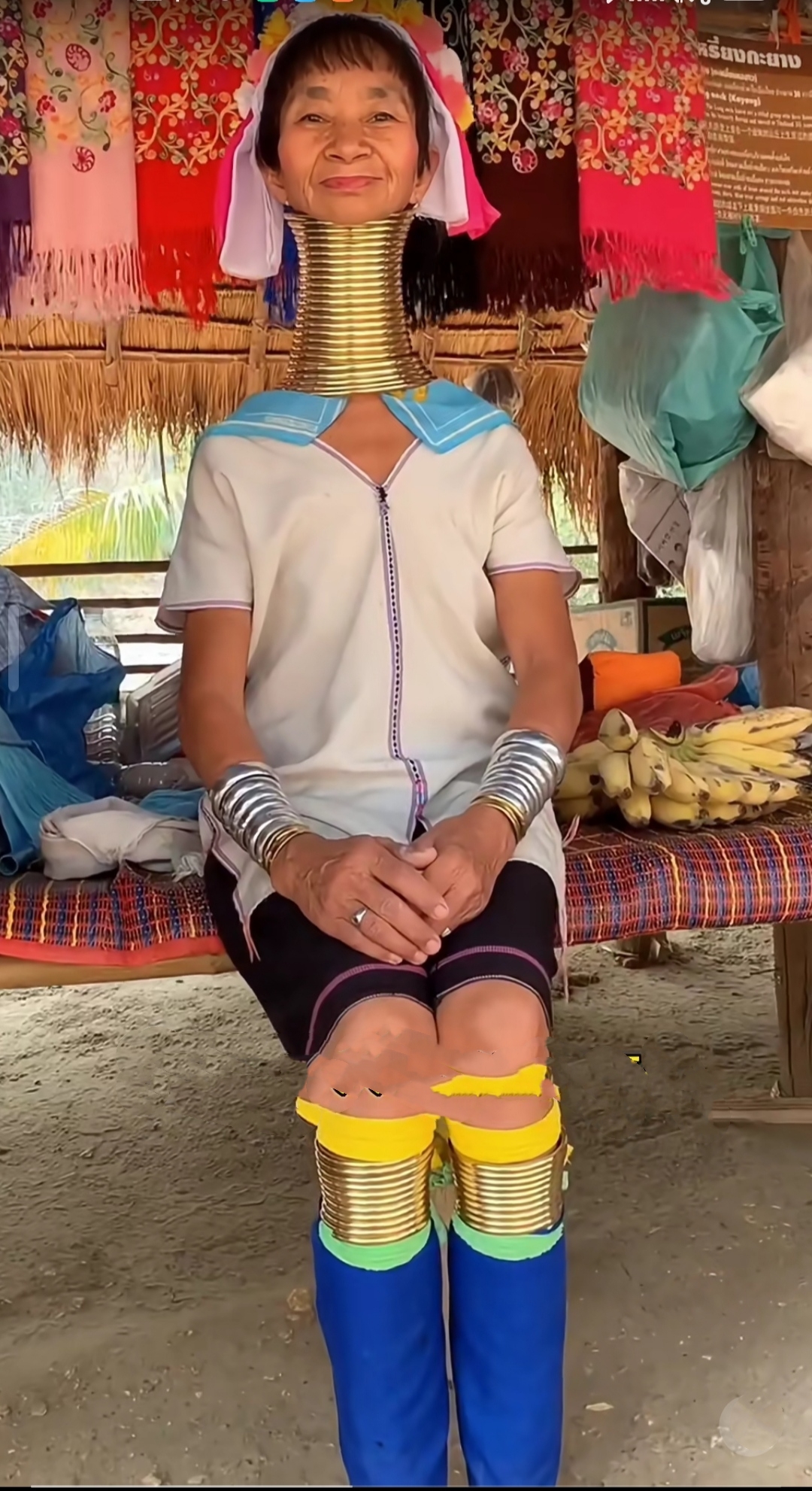 外放长颈族女性以长脖子为美,女孩从五六岁就开始佩戴铜圈,随着长大铜