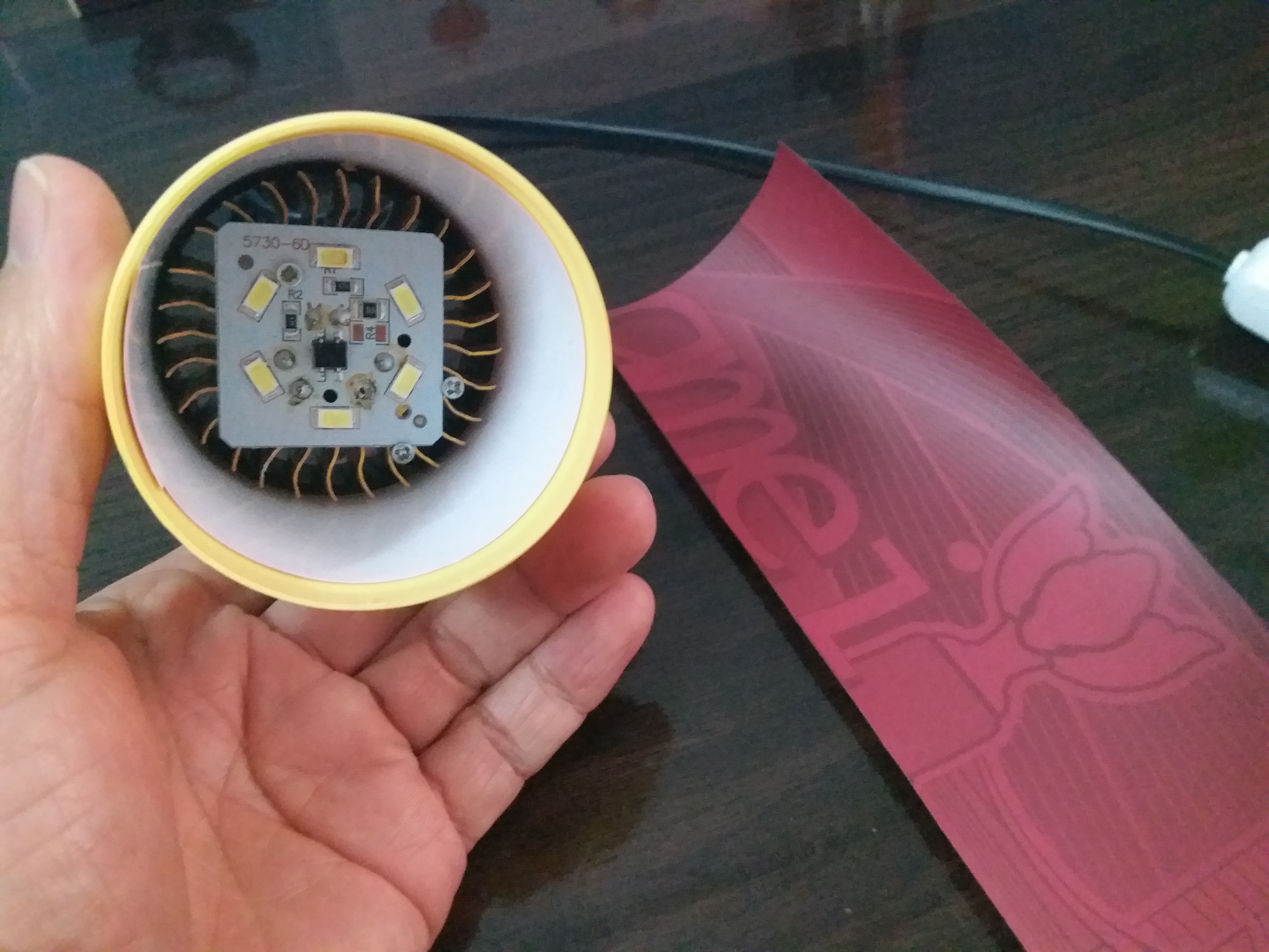 刚刚不用一分钱自己做了个床头小吊灯,小电容换成了大电容,关了灯还能