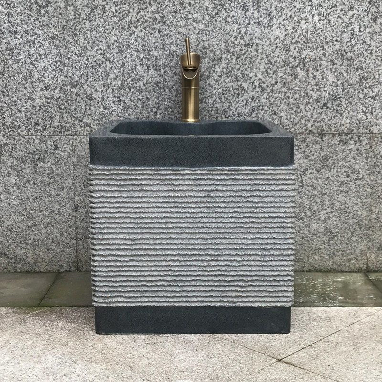 家居家装日常#天然大理石拖把池,整石一体打磨抛光而成,专为阳台