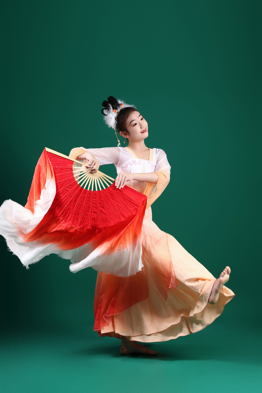 9578  瞧这古装的少女,折扇轻舞,仿佛穿越了时空的隧道,带来了