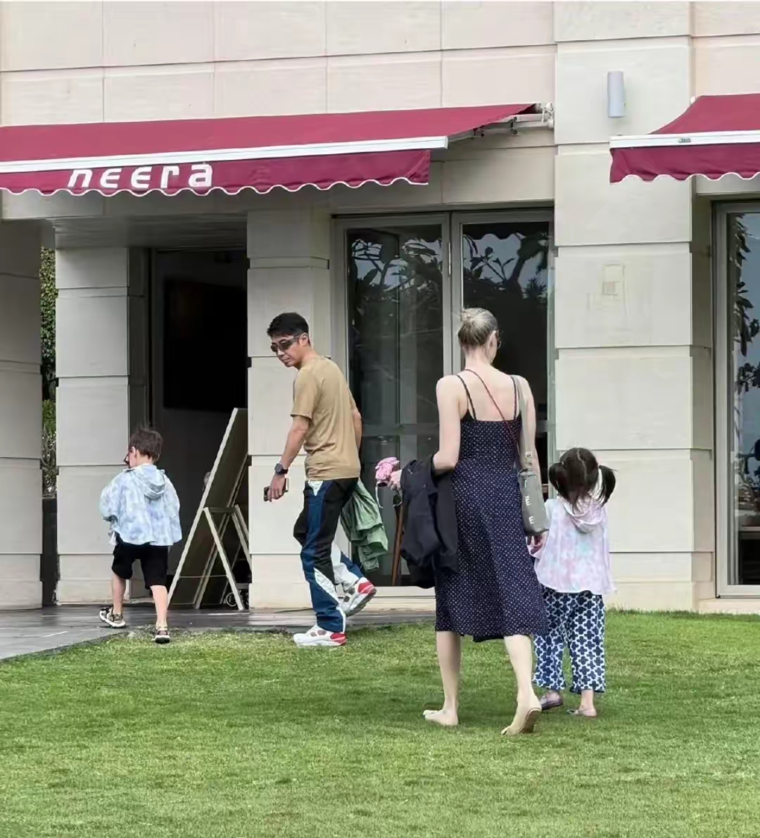 撒贝宁一家四口三亚度假照刷屏他扛女儿玩水李白牵儿子漫步龙凤胎