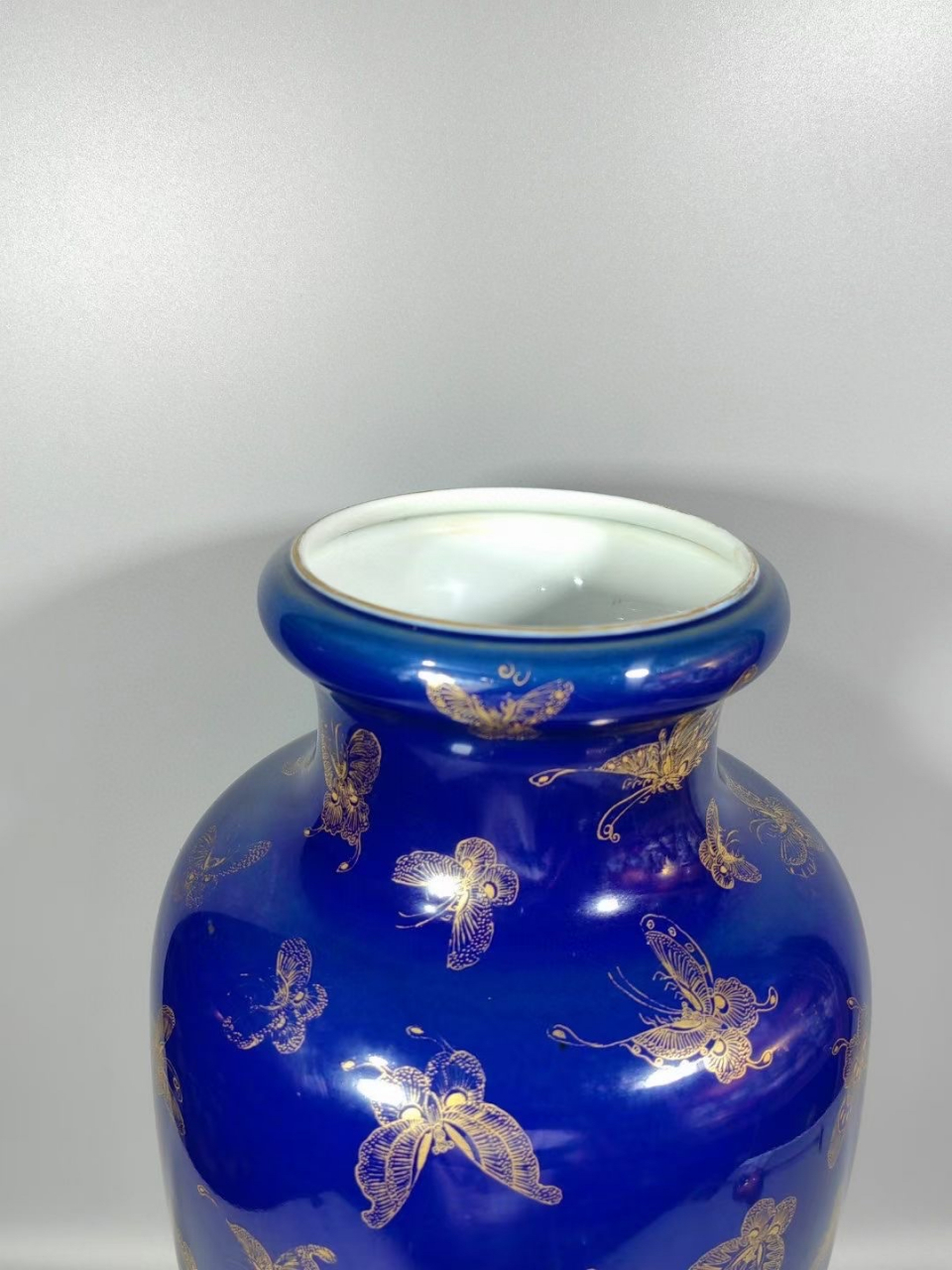 清,霁蓝釉描金百蝶瓶