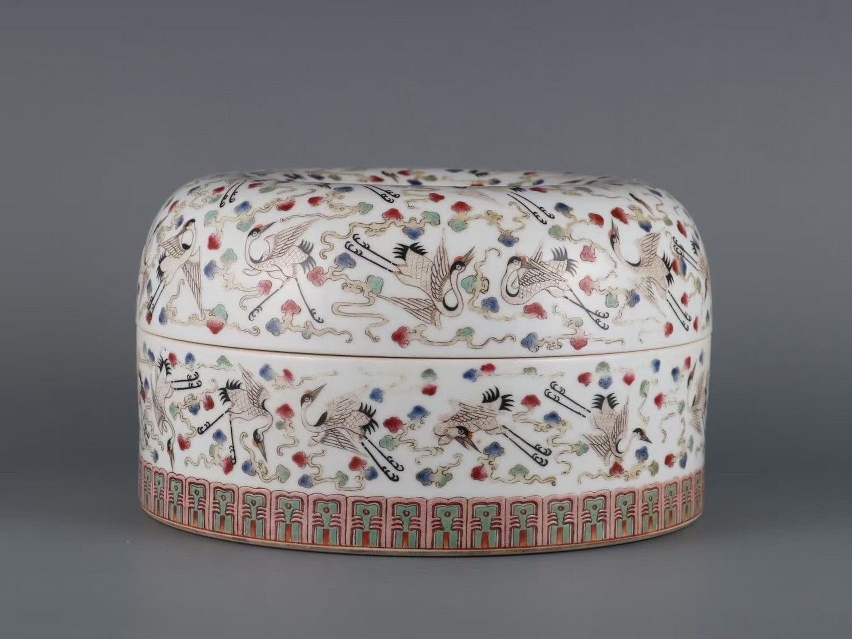 清,粉彩鹤纹祥云朝珠盒