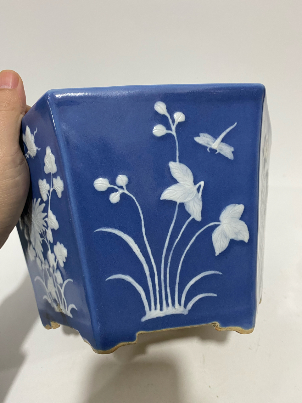 清,豆青釉留白浮雕蝶恋花花盆