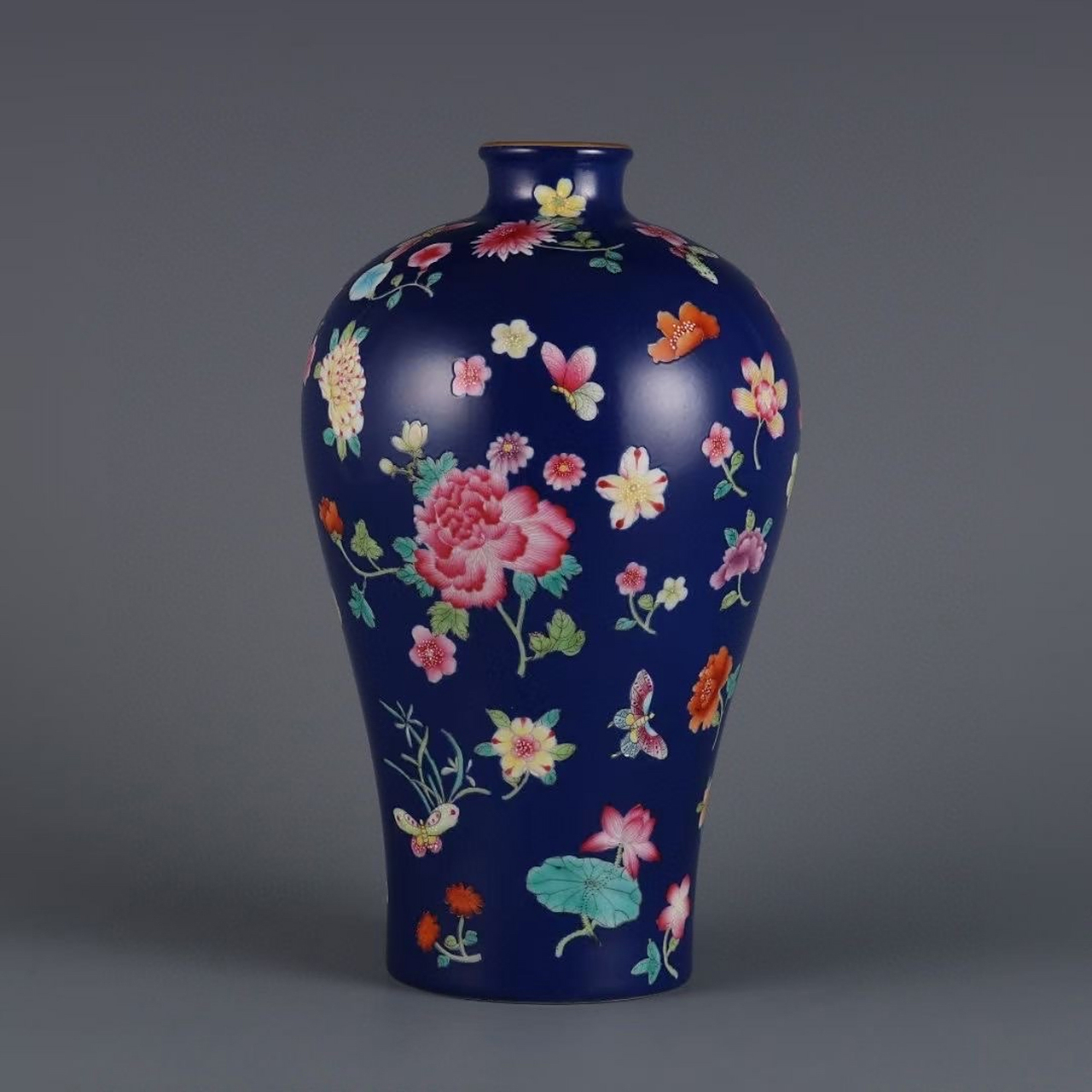 清,霁蓝釉底粉彩蝶恋花梅瓶