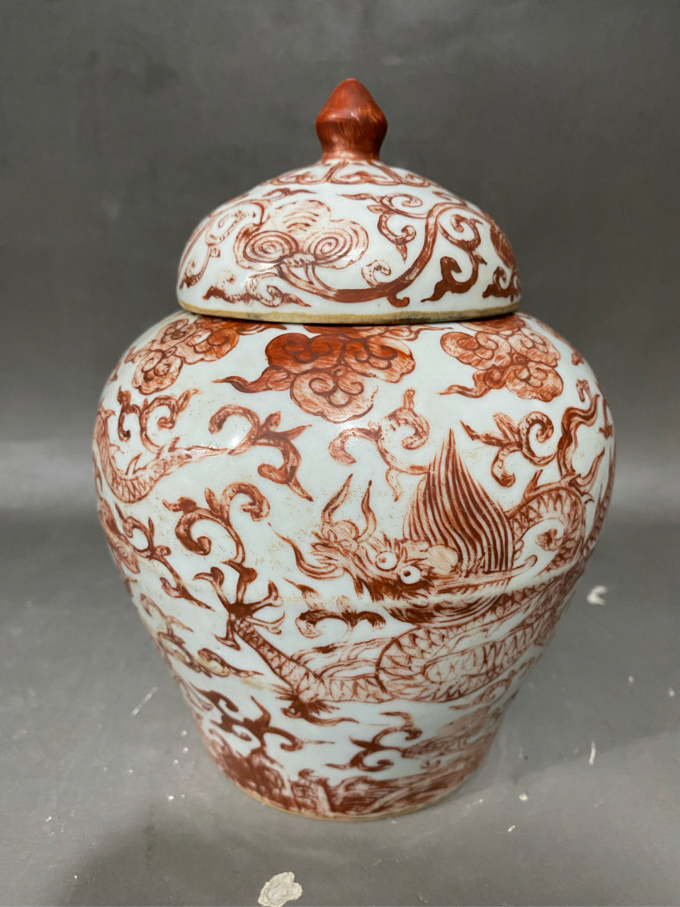 明,泛红龙纹花卉罐