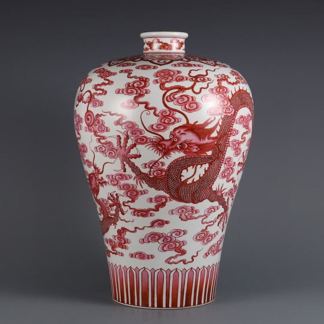 清,胭脂红龙纹梅瓶