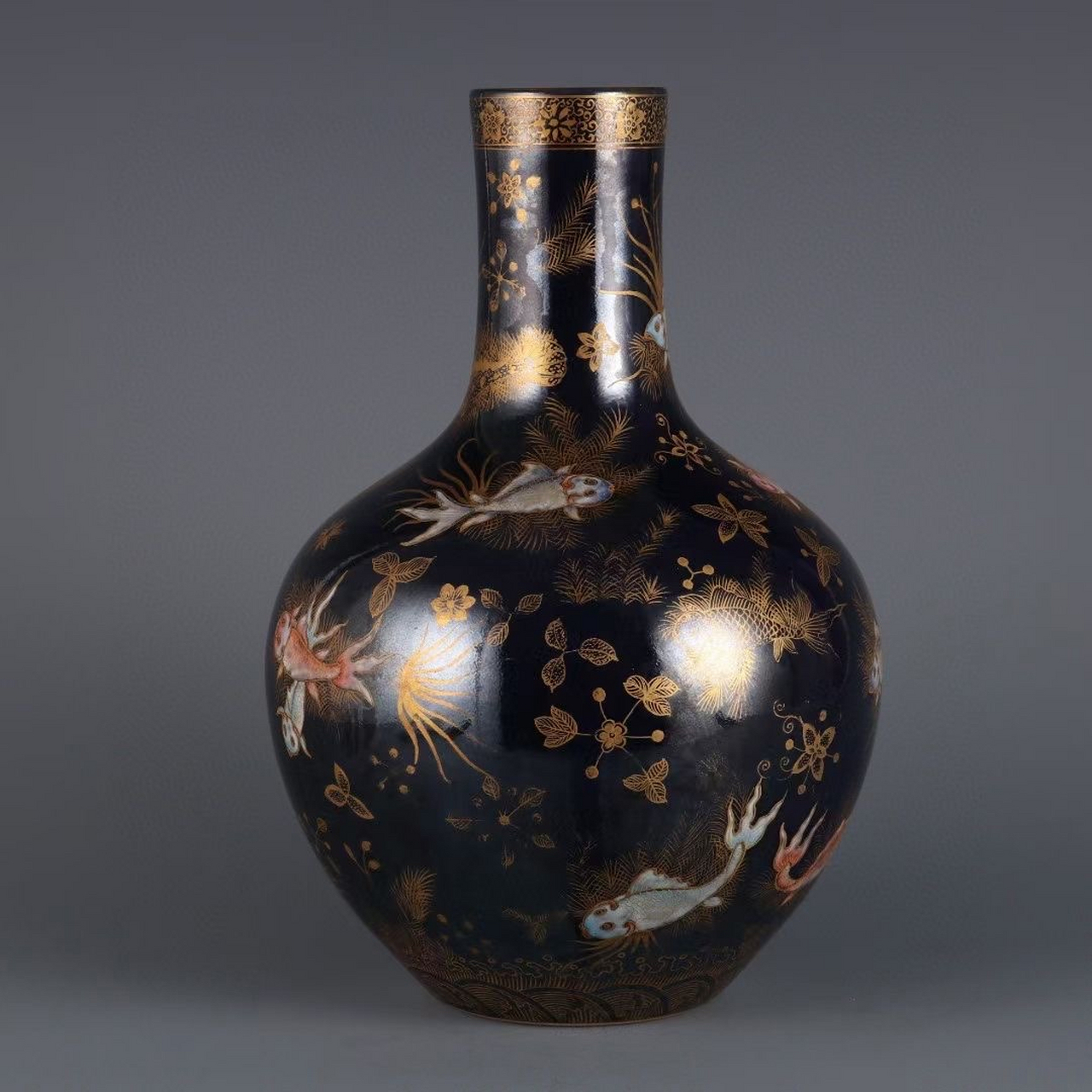 清,霁蓝釉底粉彩描金鱼藻纹天球瓶