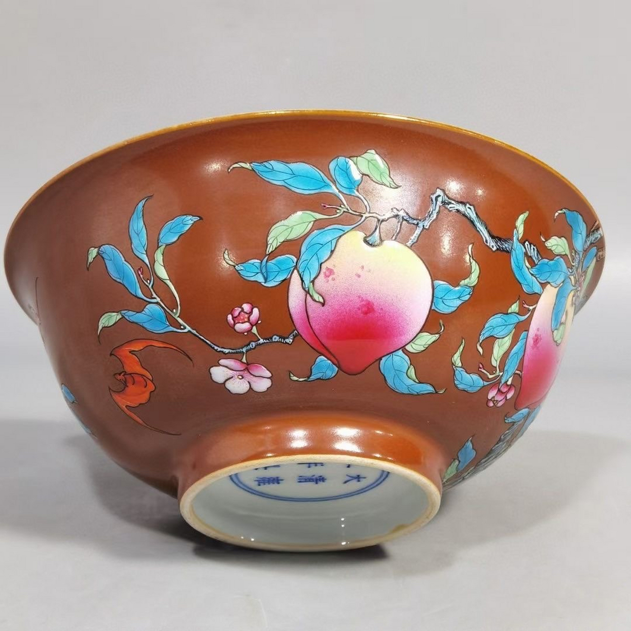清,紫金釉底粉彩寿桃碗