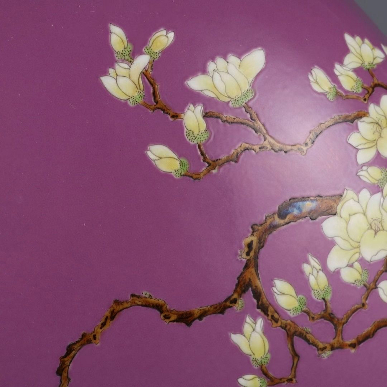 清,胭脂紫底粉彩花卉抱月瓶