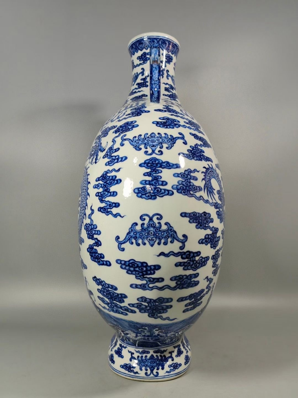 清,青花龙纹抱月瓶