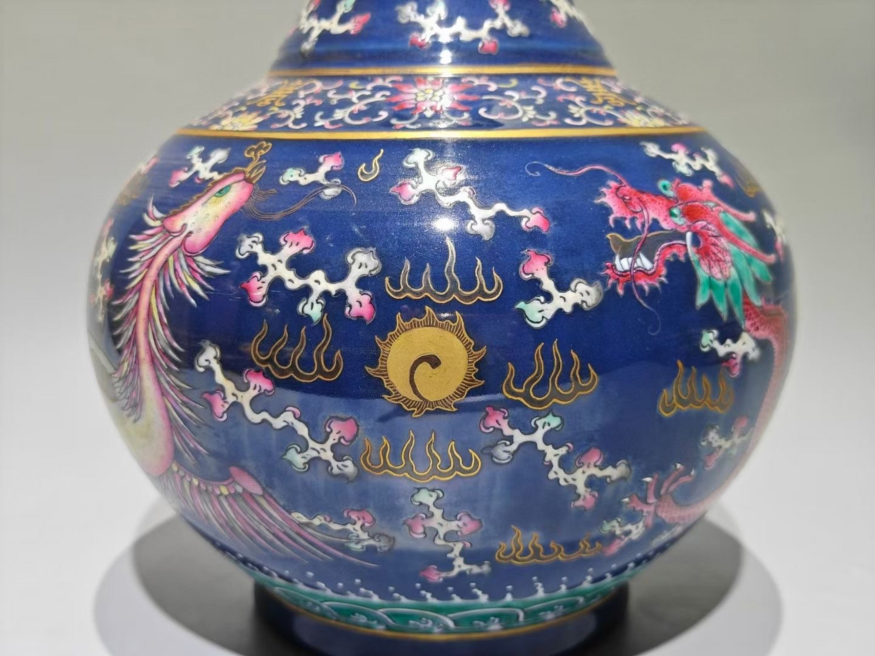 清,蓝釉底粉彩龙凤瓶