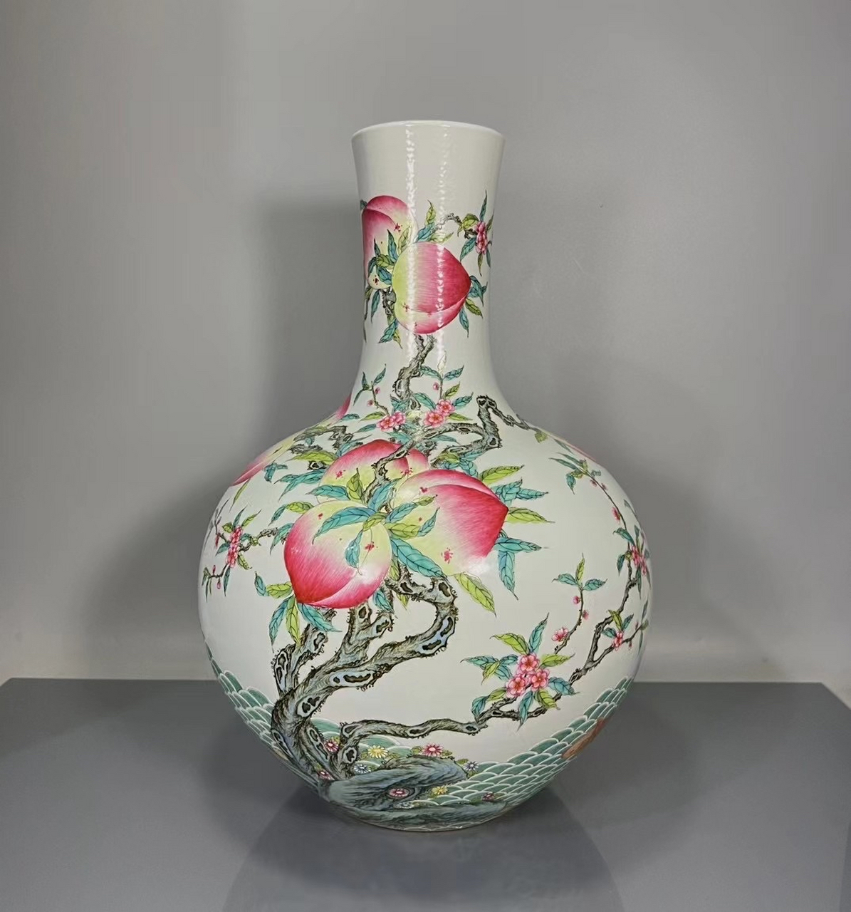清,粉彩寿桃天球瓶