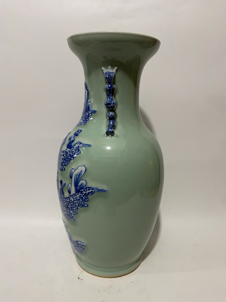 清,豆青釉青花人物瓶