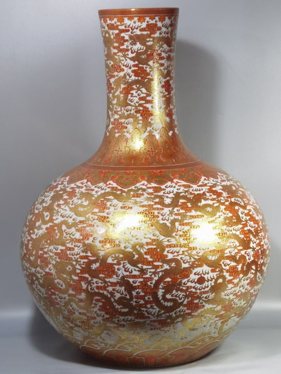 清,矾红描金龙纹天球瓶