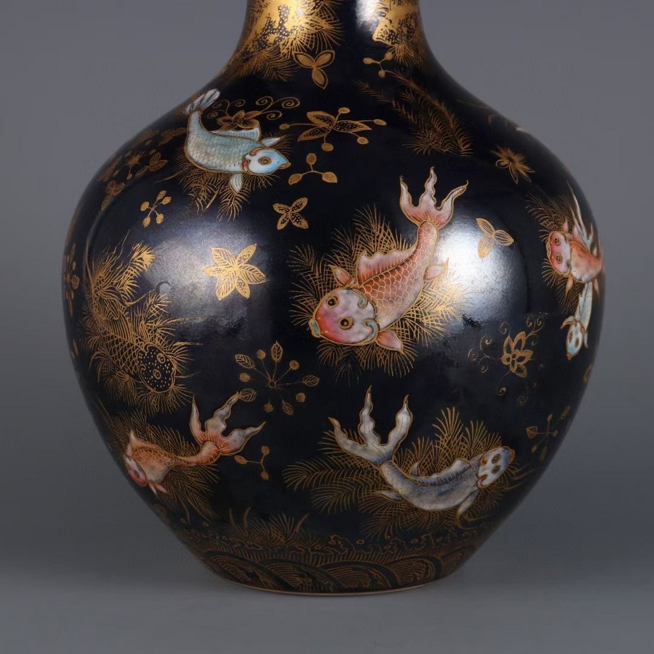 清,霁蓝釉底粉彩描金鱼藻纹天球瓶