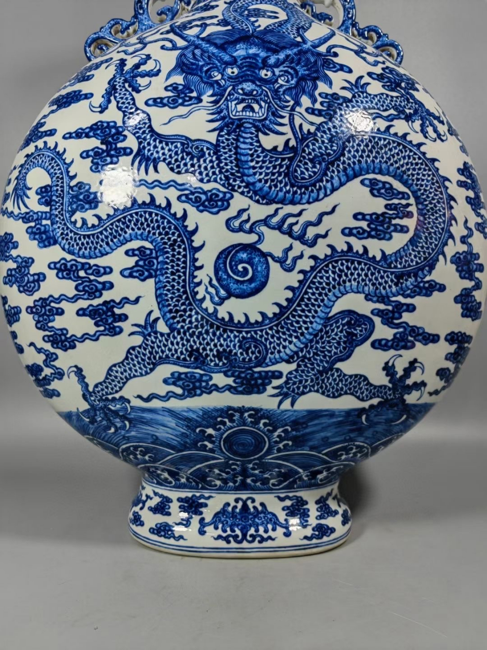 清,青花龙纹抱月瓶