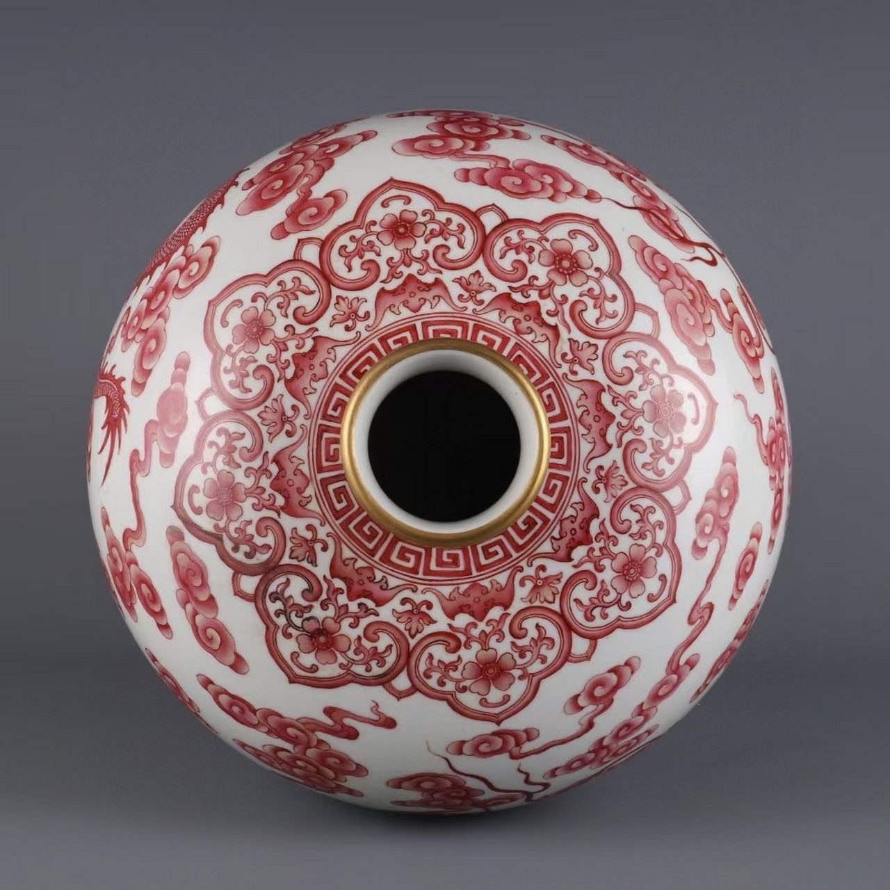 清,胭脂红龙纹梅瓶