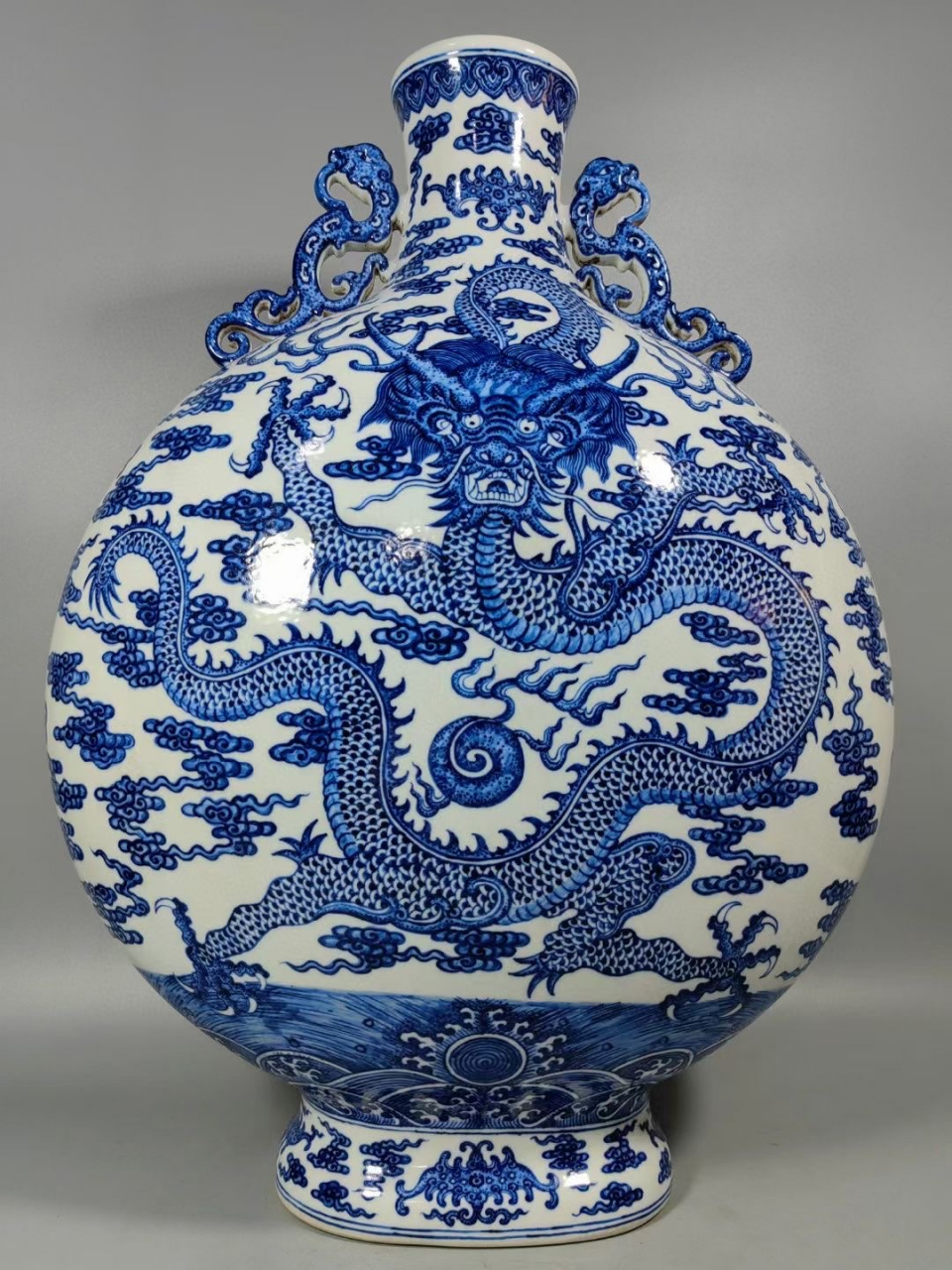 清,青花龙纹抱月瓶