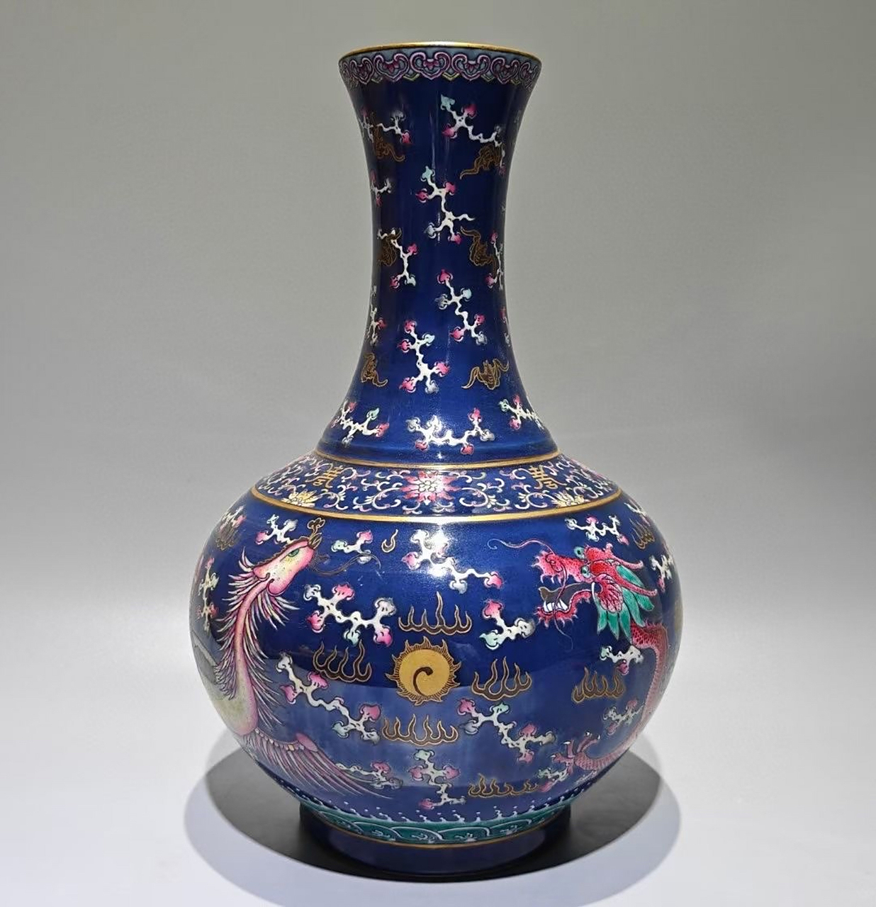 清,蓝釉底粉彩龙凤瓶