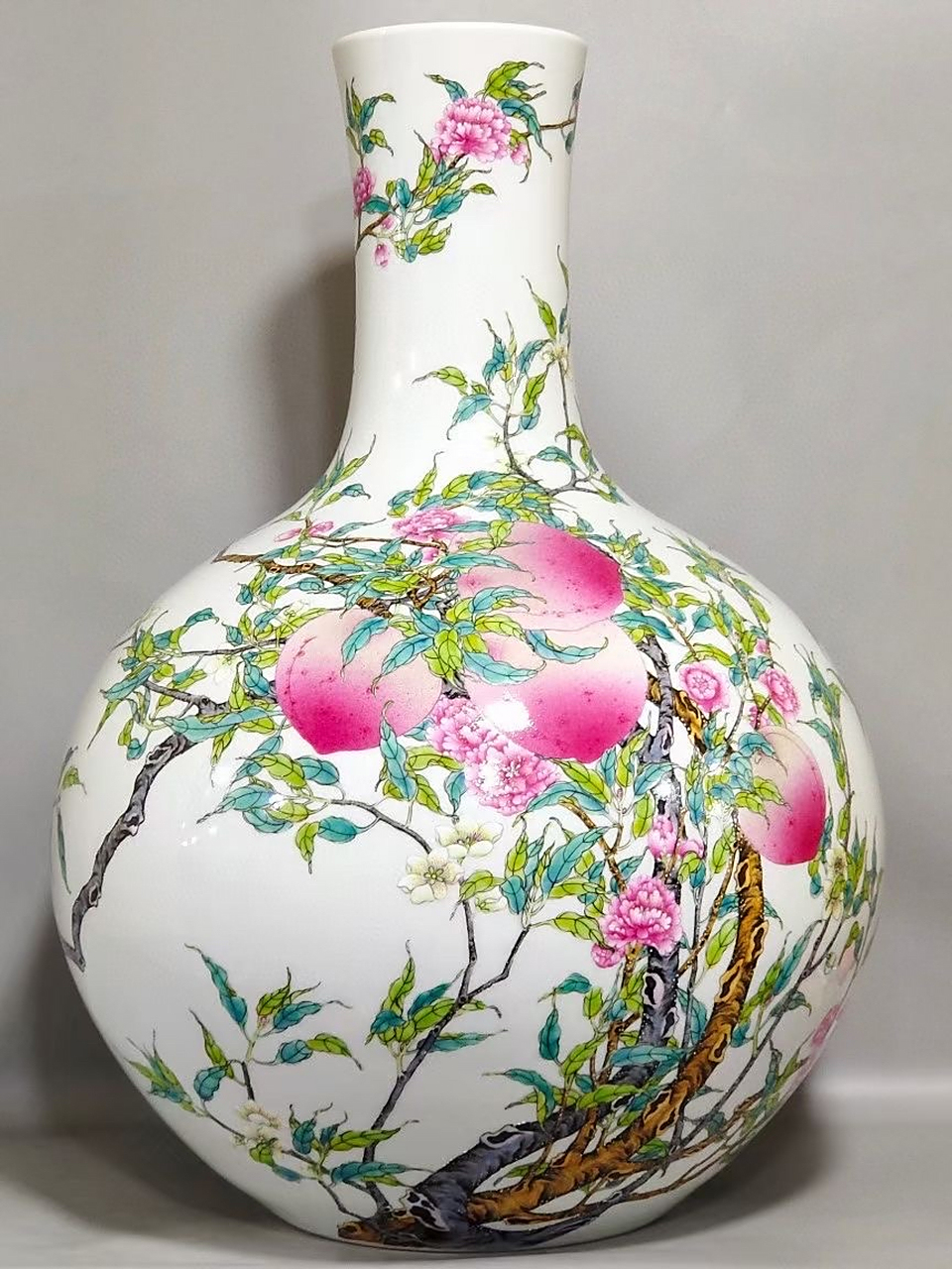 清,粉彩寿桃天球瓶
