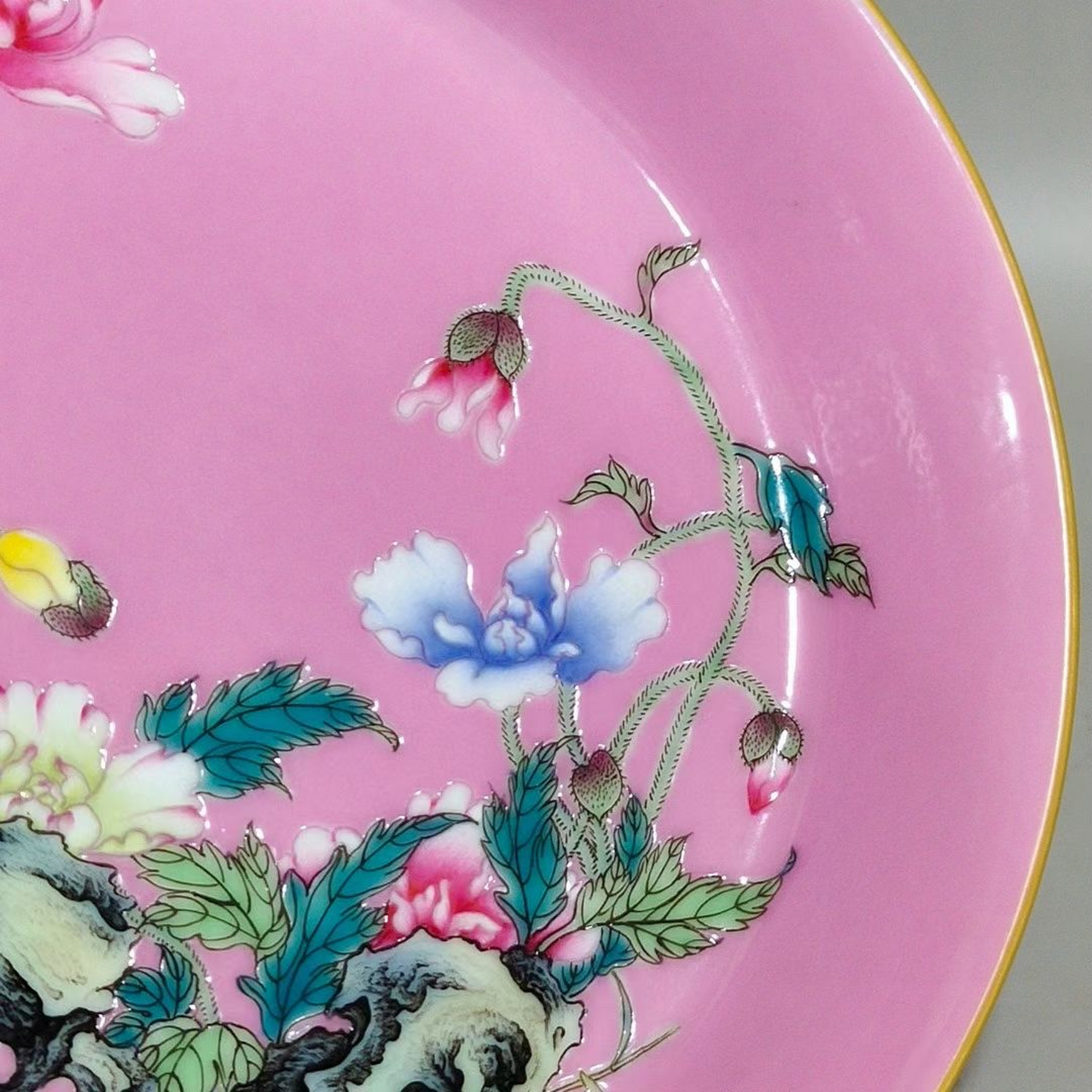 清,胭脂红粉彩花卉高足盘