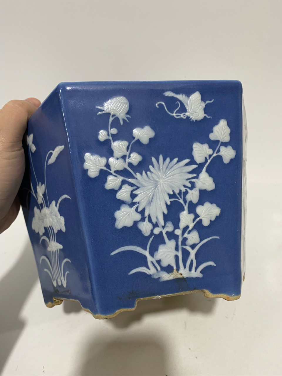 清,豆青釉留白浮雕蝶恋花花盆
