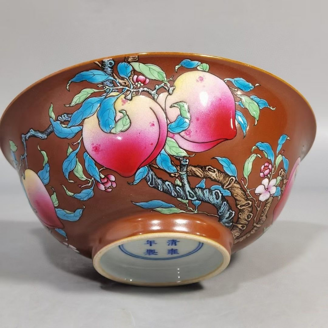 清,紫金釉底粉彩寿桃碗