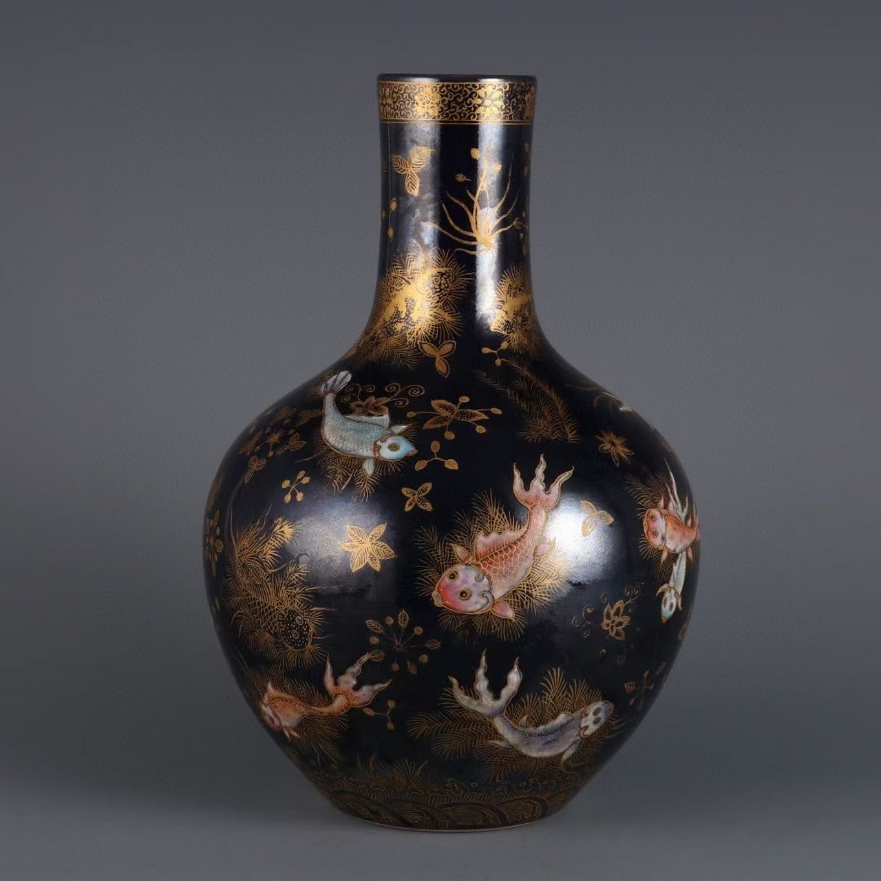 清,霁蓝釉底粉彩描金鱼藻纹天球瓶