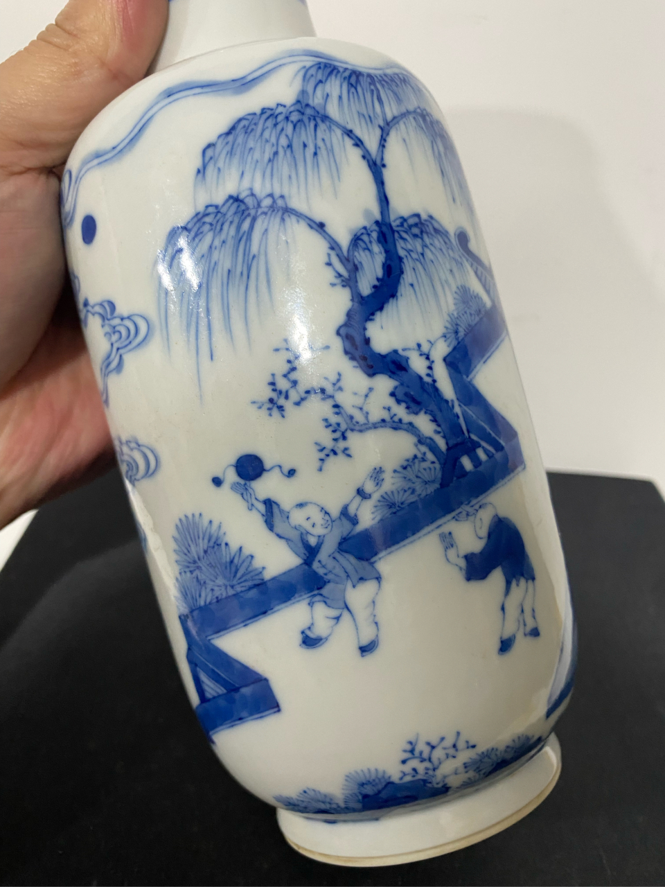 清,青花翠毛蓝人物棒槌瓶