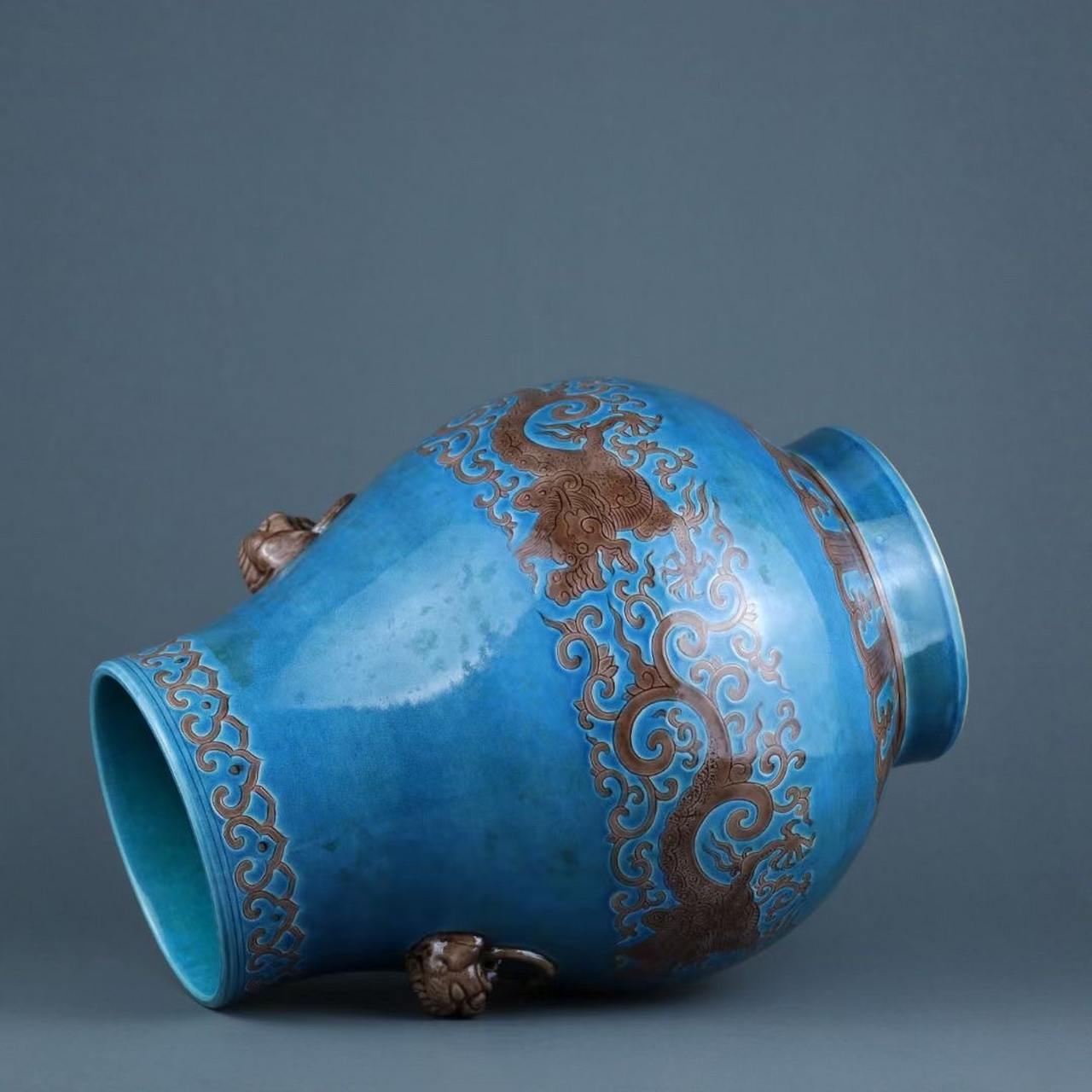 清,孔雀绿釉刻雕龙纹尊