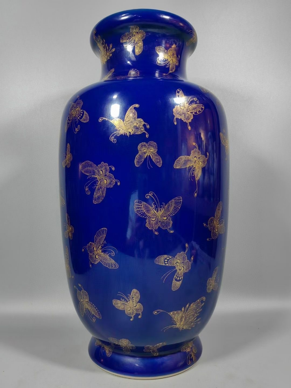 清,霁蓝釉描金百蝶瓶