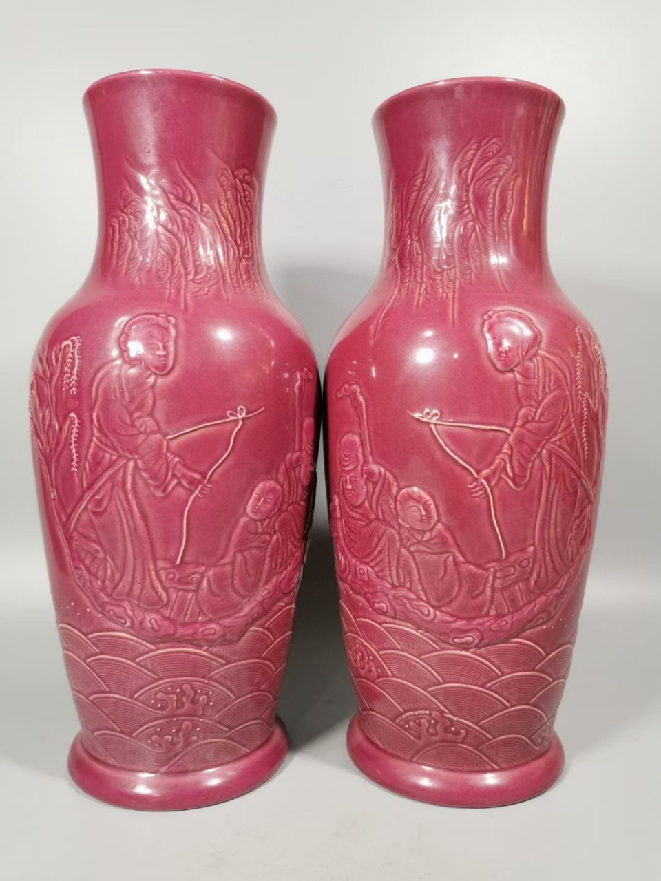 清,胭脂红浮雕人物瓶