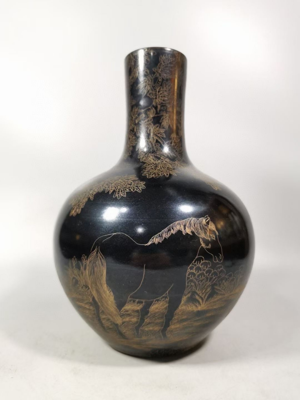 清,乌金釉底描金马上封猴天球瓶